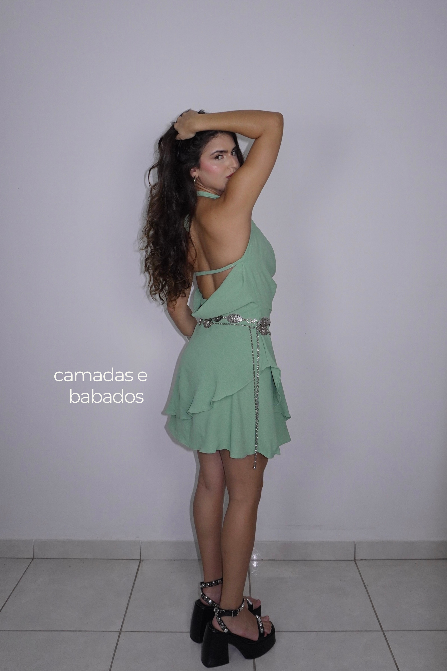 VESTIDO TEREZA VERDE OLIVA - Curto com babados e decote