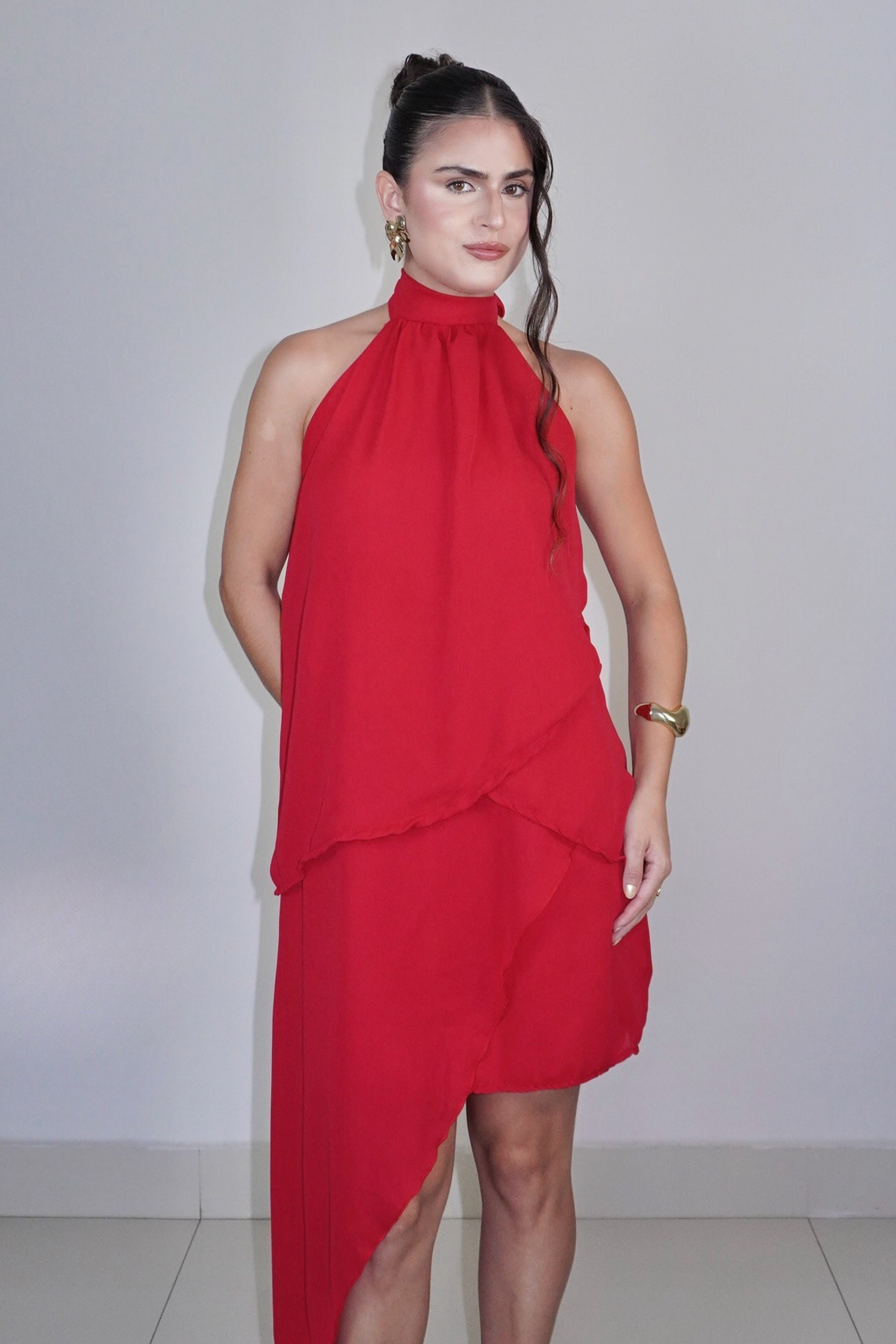 VESTIDO SOL VERMELHO - Curto com babados, fluido com amarração no pescoço
