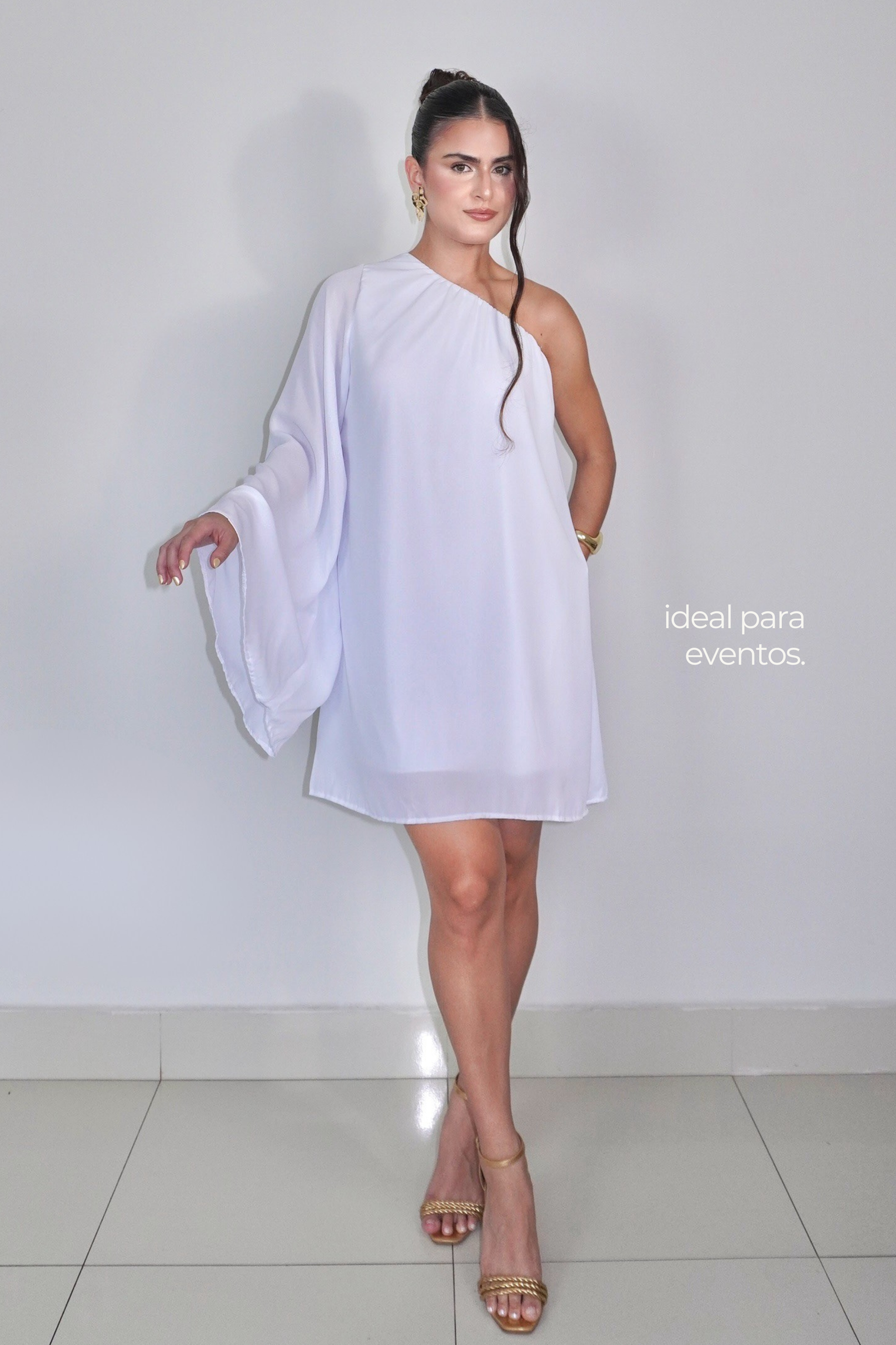 VESTIDO NINA BRANCO - Curto com manga única, efeito fluido
