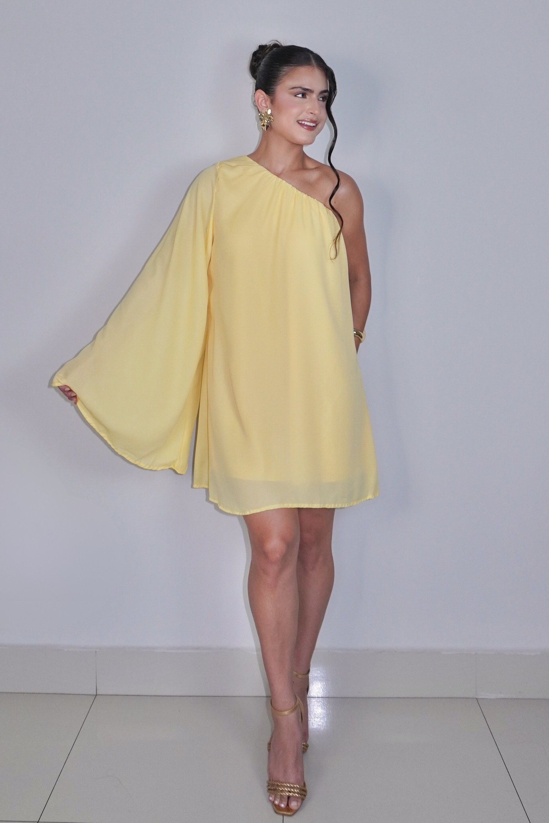 VESTIDO NINA AMARELO MANTEIGA - Curto com manga única, efeito fluido