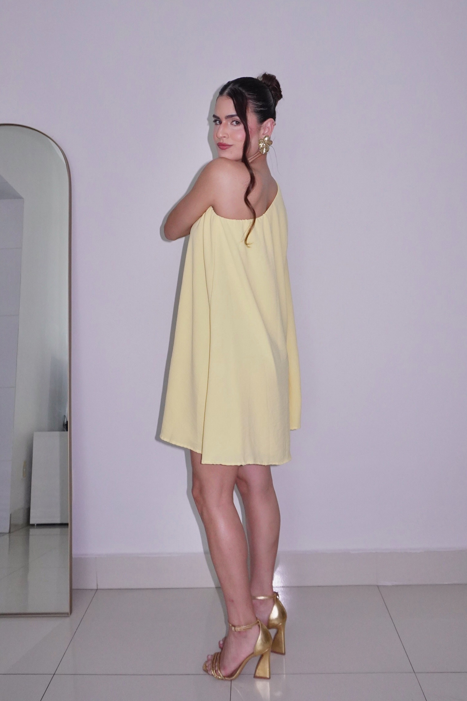VESTIDO NINA AMARELO MANTEIGA - Curto com manga única