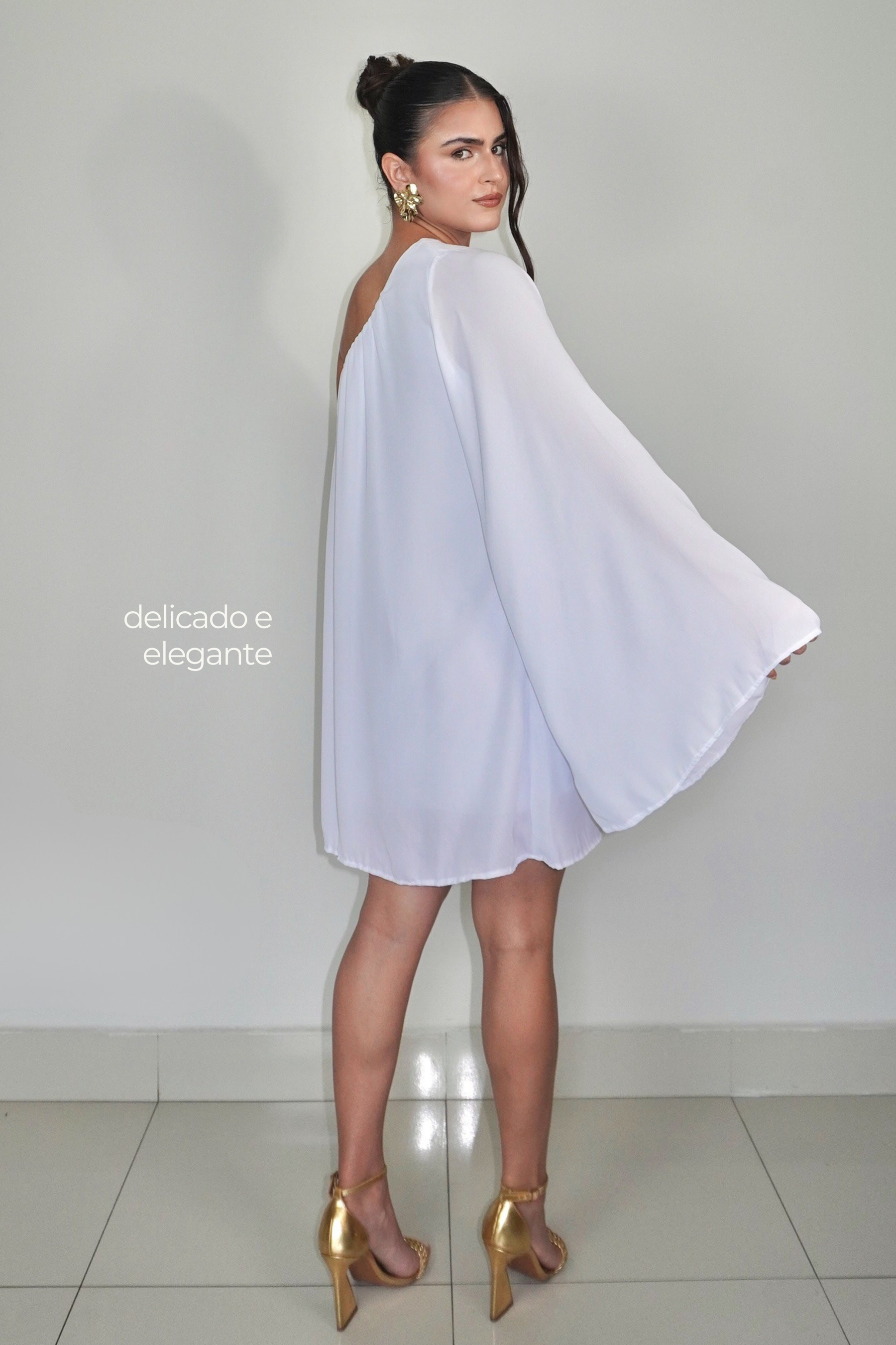 VESTIDO NINA BRANCO - Curto com manga única, efeito fluido