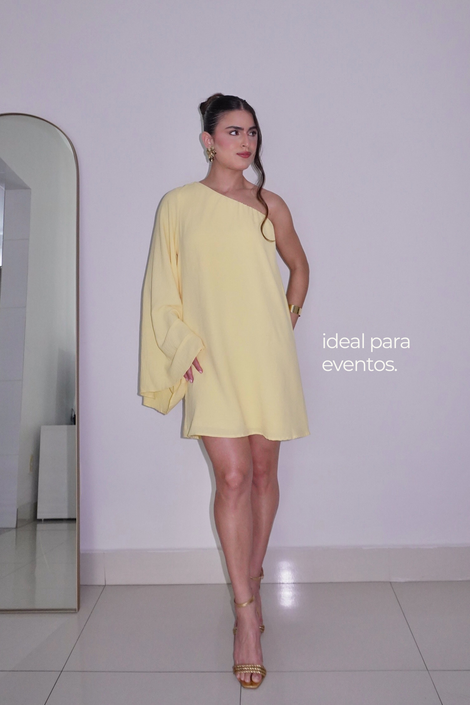 VESTIDO NINA AMARELO MANTEIGA - Curto com manga única