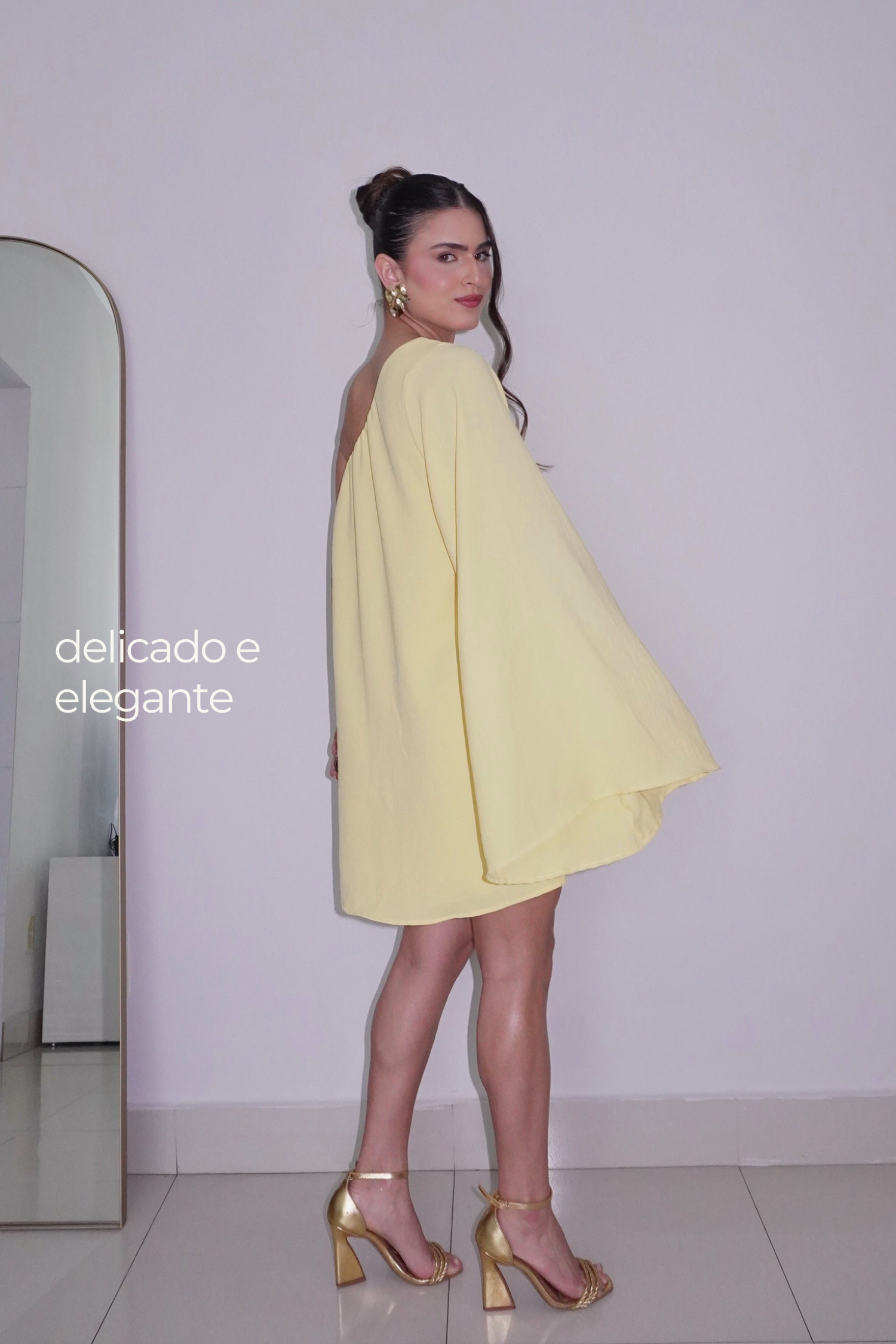 VESTIDO NINA AMARELO MANTEIGA - Curto com manga única