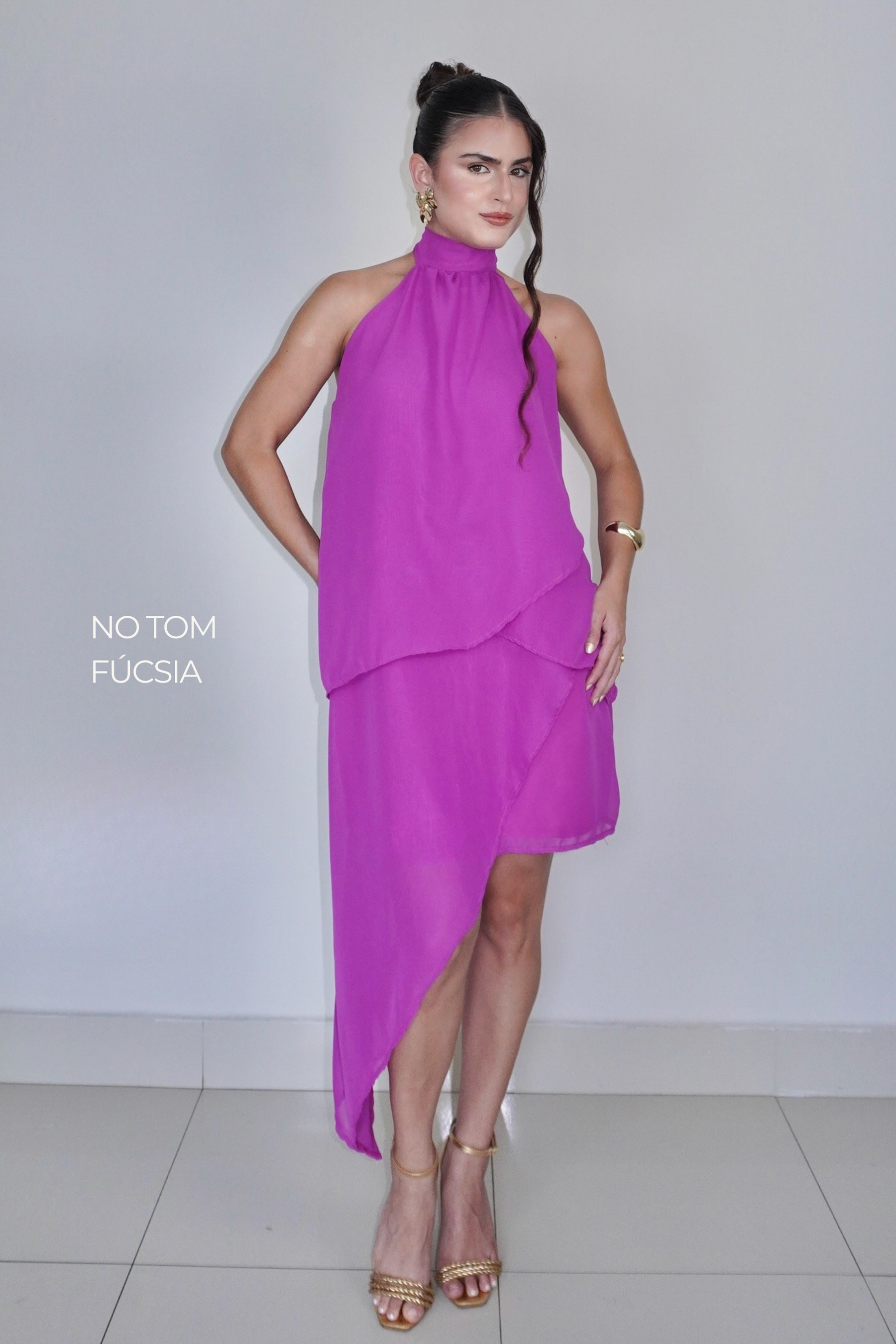 VESTIDO SOL FÚCSIA - Curto com babados, fluido com amarração no pescoço