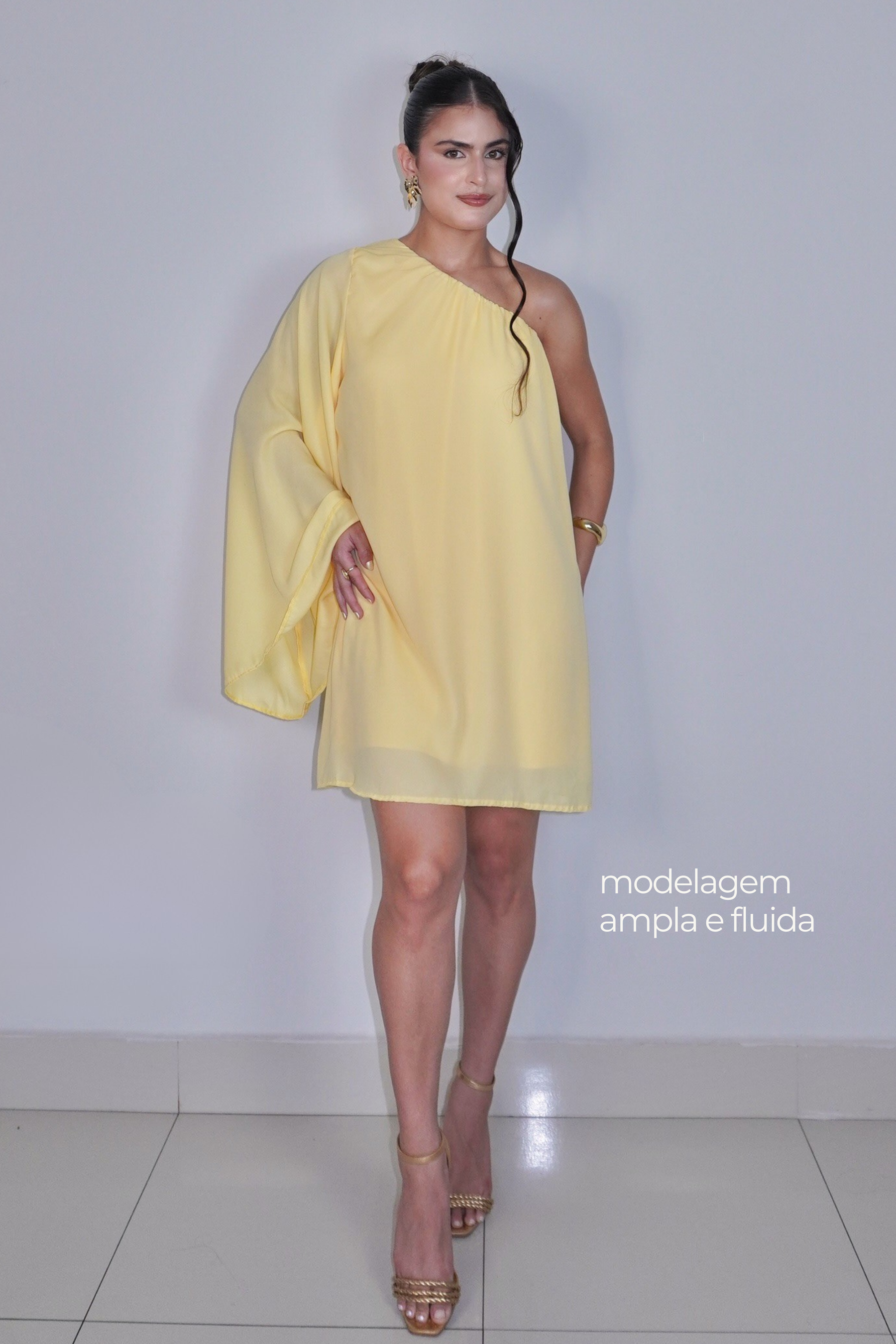 VESTIDO NINA AMARELO MANTEIGA - Curto com manga única, efeito fluido