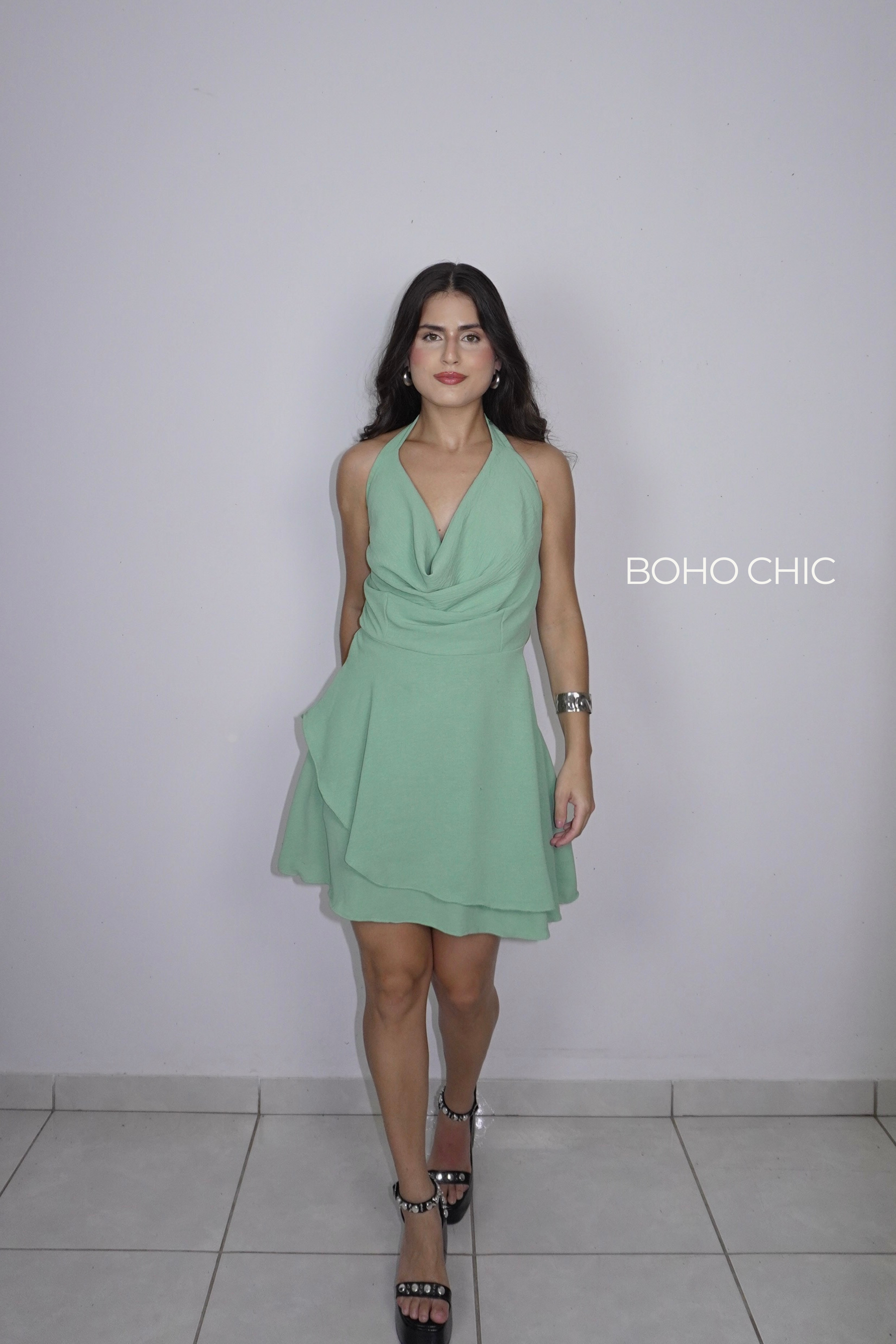 VESTIDO TEREZA VERDE OLIVA - Curto com babados e decote