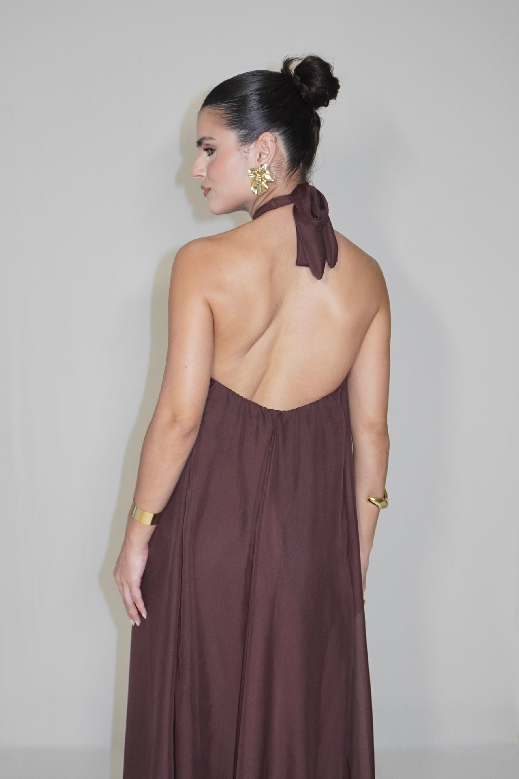 VESTIDO JADE MARROM CAFÉ - Longo fluido com decote nas costas