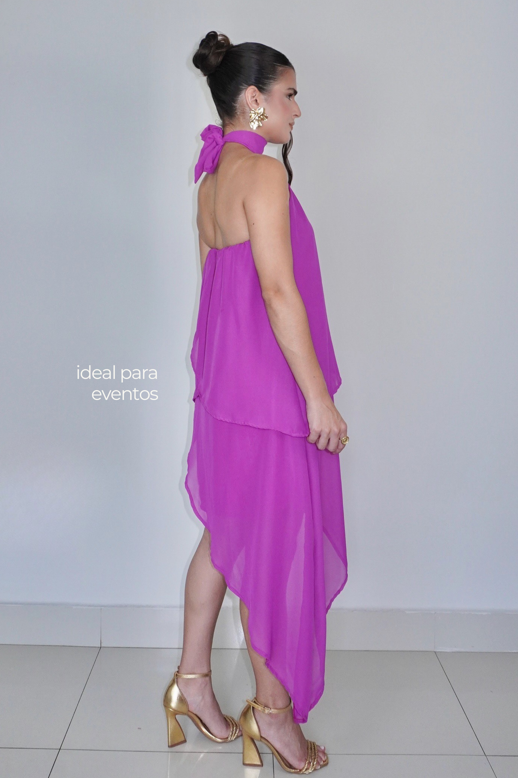 VESTIDO SOL FÚCSIA - Curto com babados, fluido com amarração no pescoço