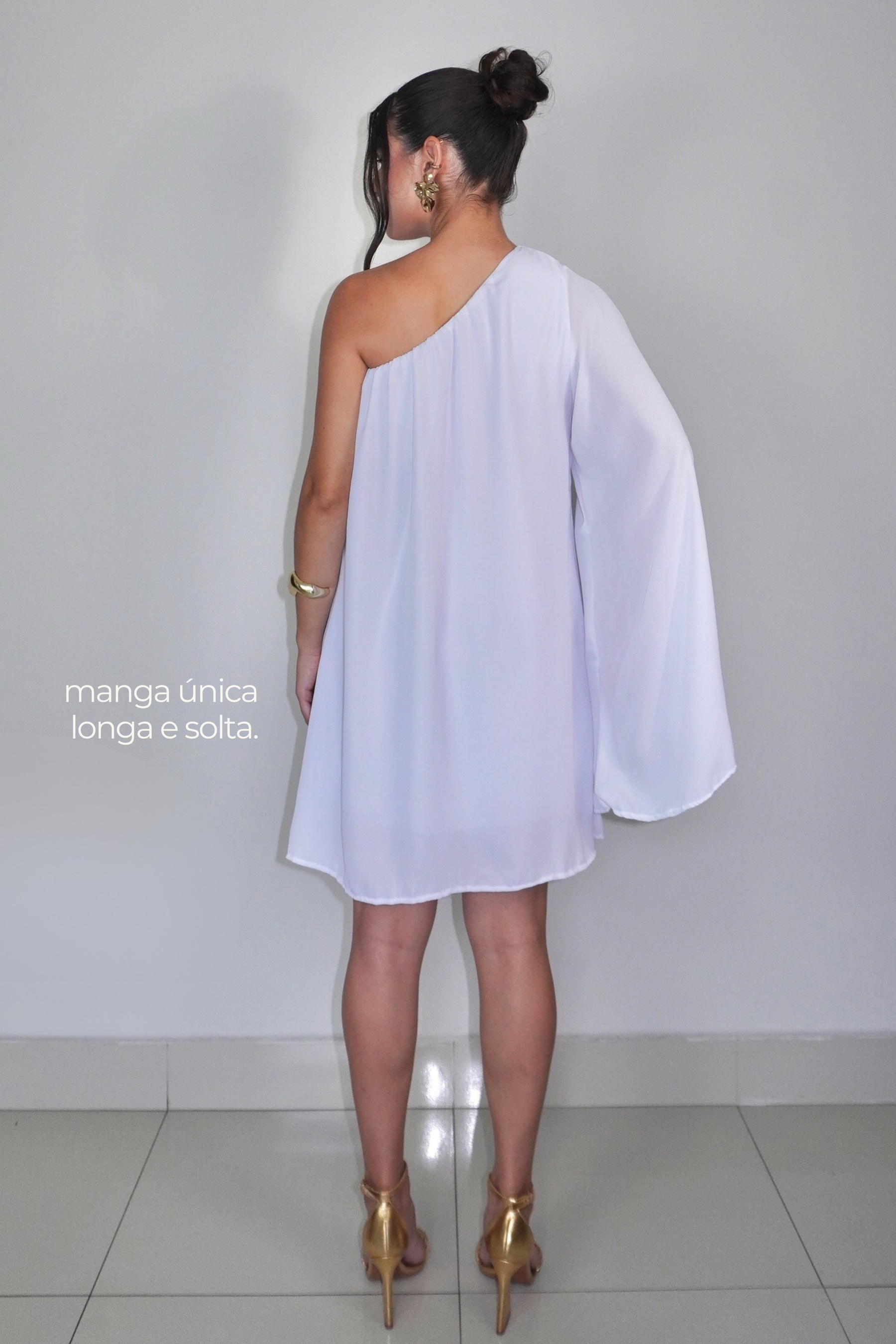 VESTIDO NINA BRANCO - Curto com manga única, efeito fluido