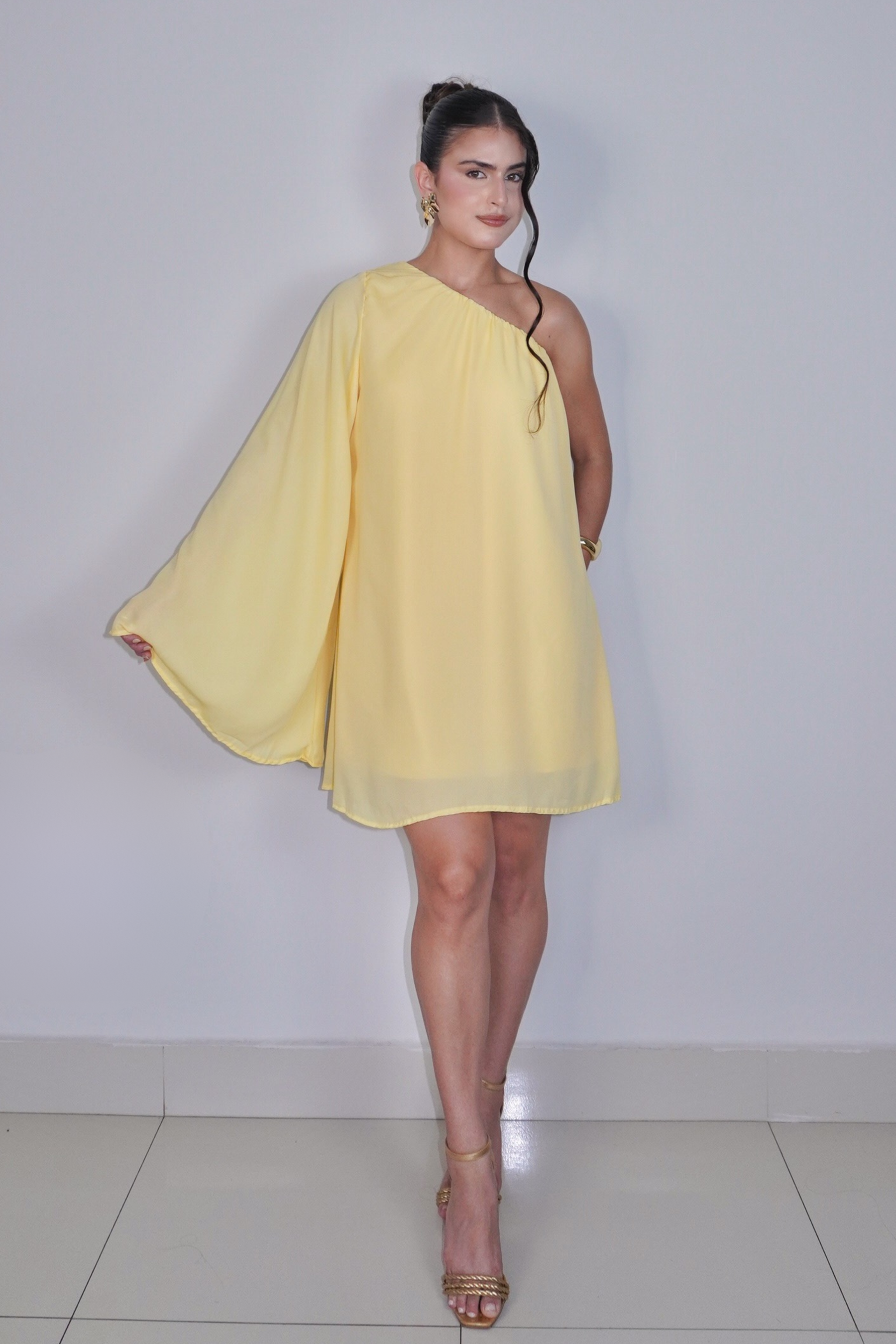 VESTIDO NINA AMARELO MANTEIGA - Curto com manga única, efeito fluido