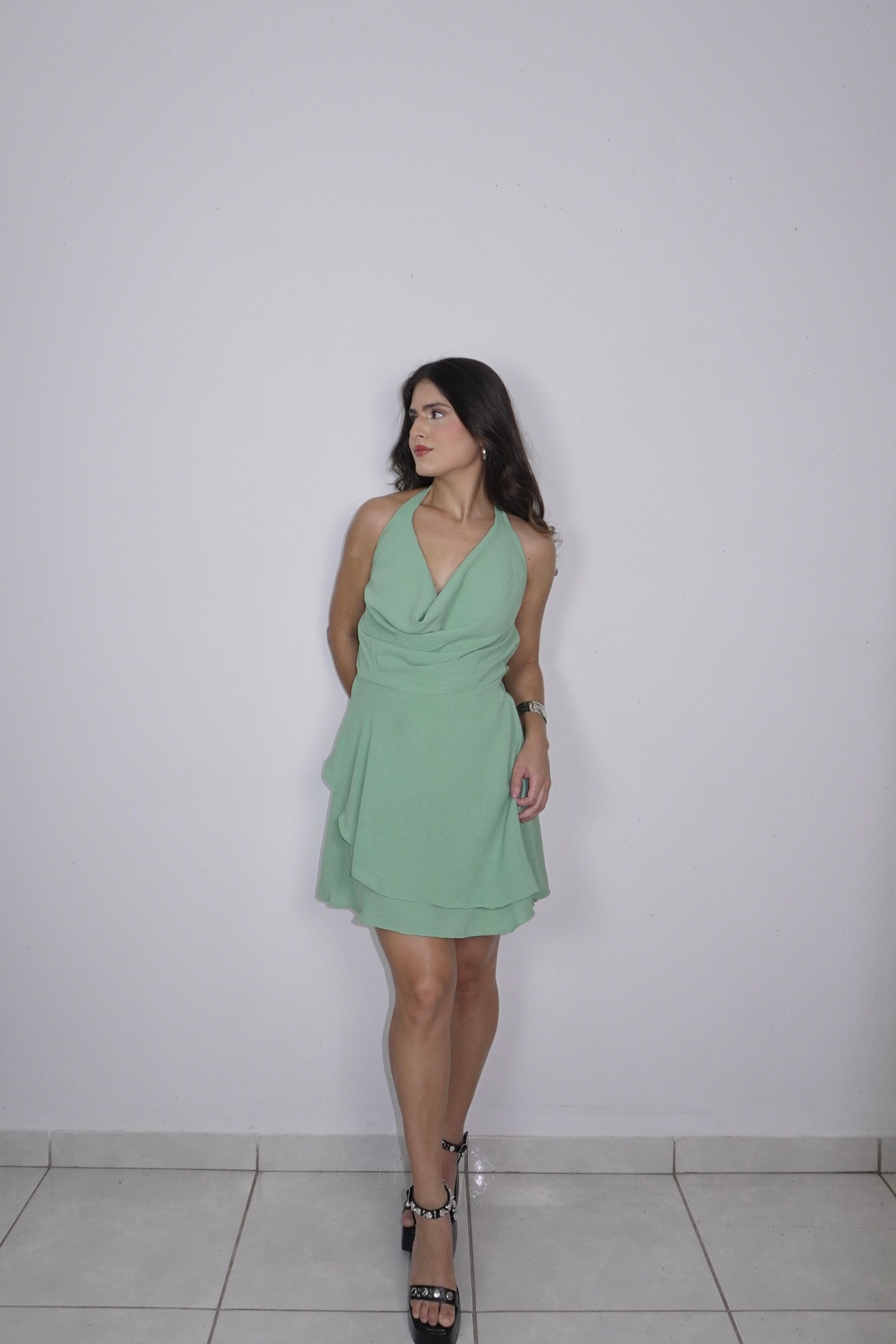 VESTIDO TEREZA VERDE OLIVA - Curto com babados e decote