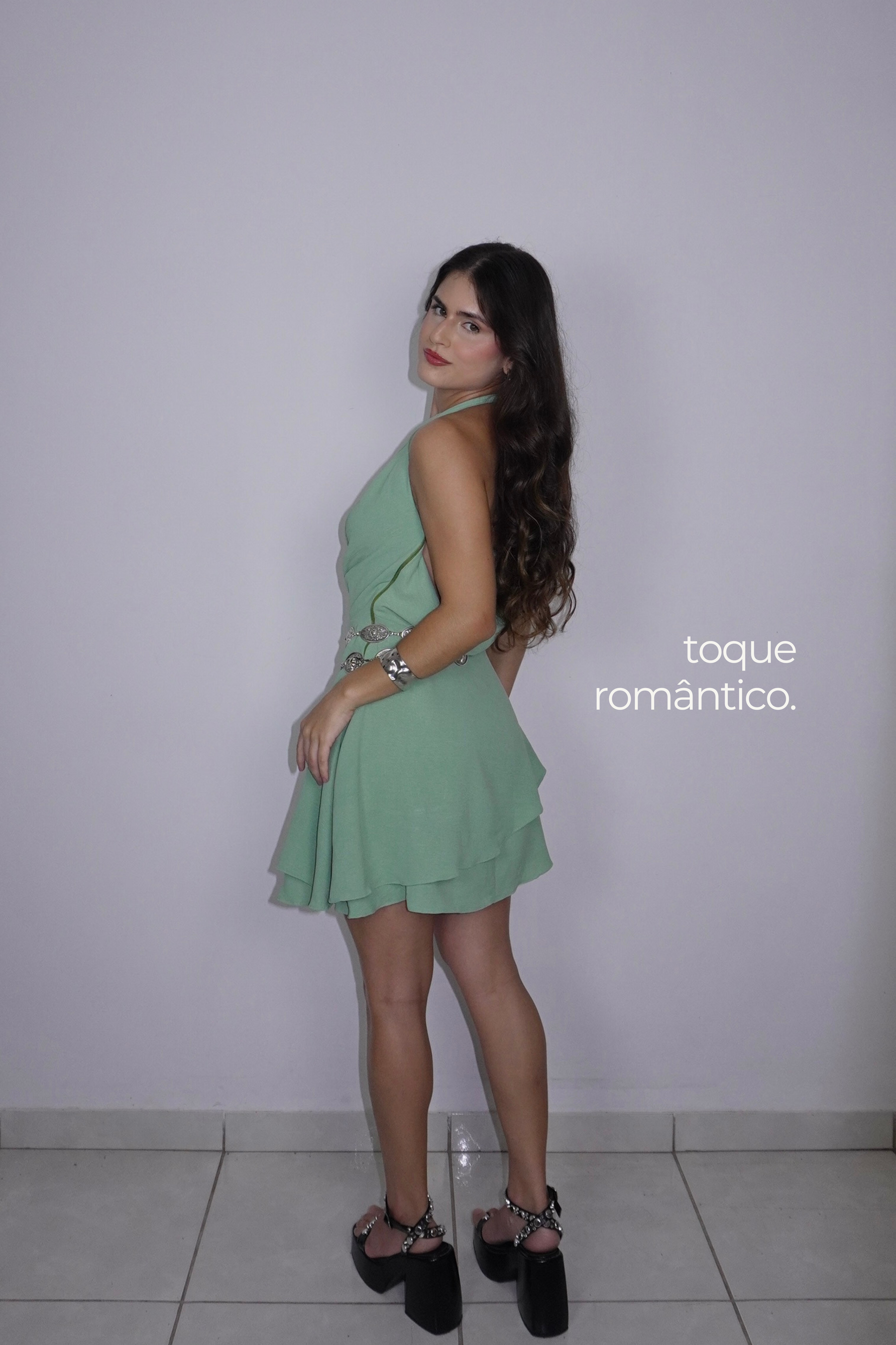 VESTIDO TEREZA VERDE OLIVA - Curto com babados e decote