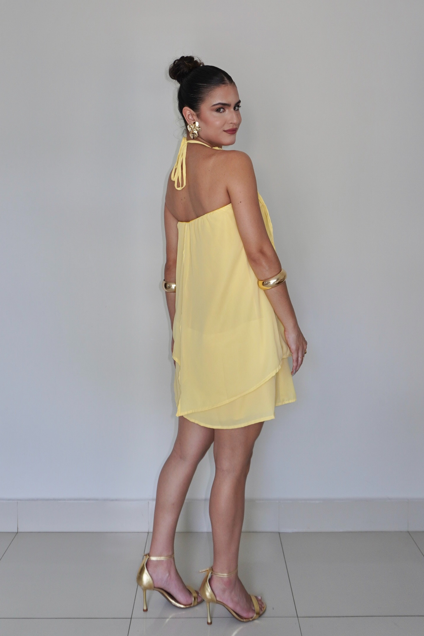 VESTIDO QUARTZO AMARELO MANTEIGA - Efeito Livre, curto com camadas