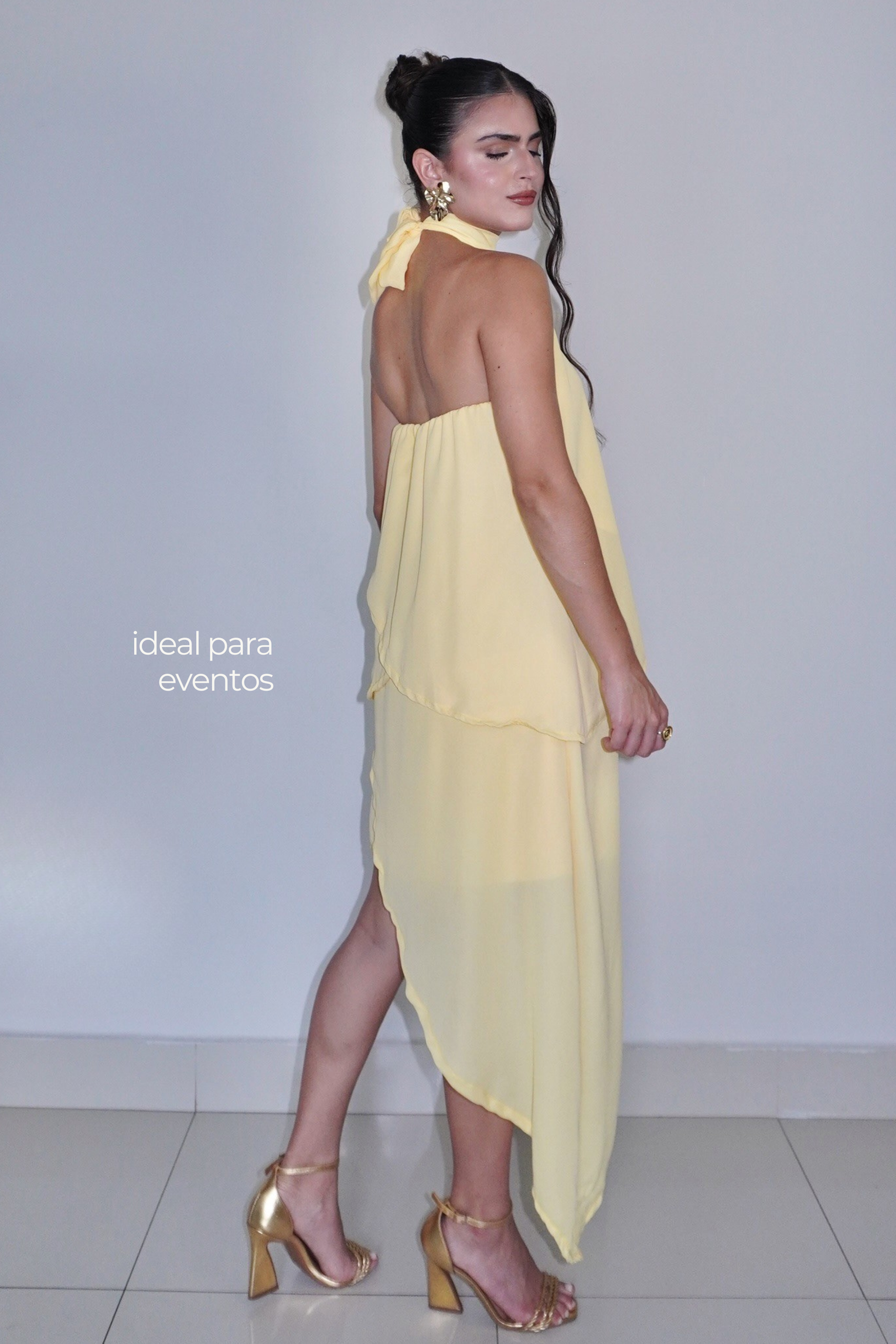 VESTIDO SOL AMARELO MANTEIGA - Curto com babados, fluido com amarração no pescoço