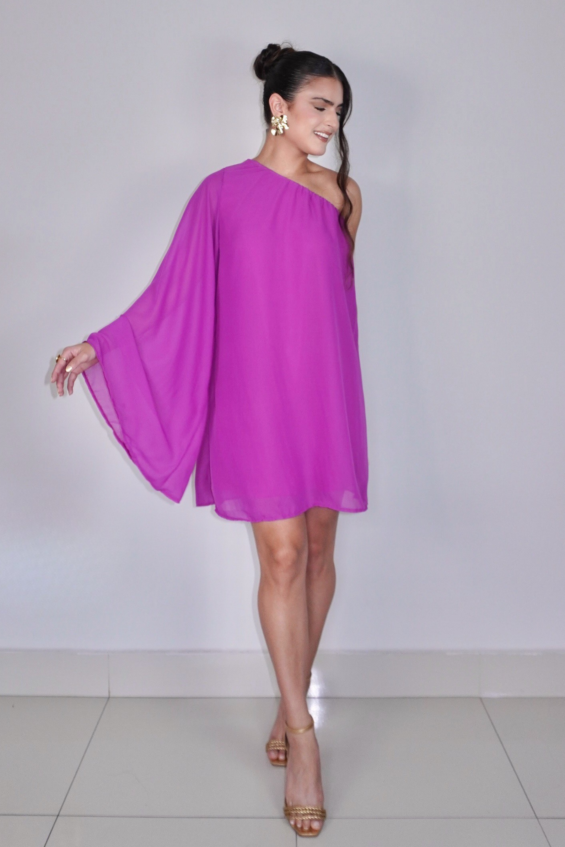 VESTIDO NINA FÚCSIA - Curto com manga única, efeito fluido