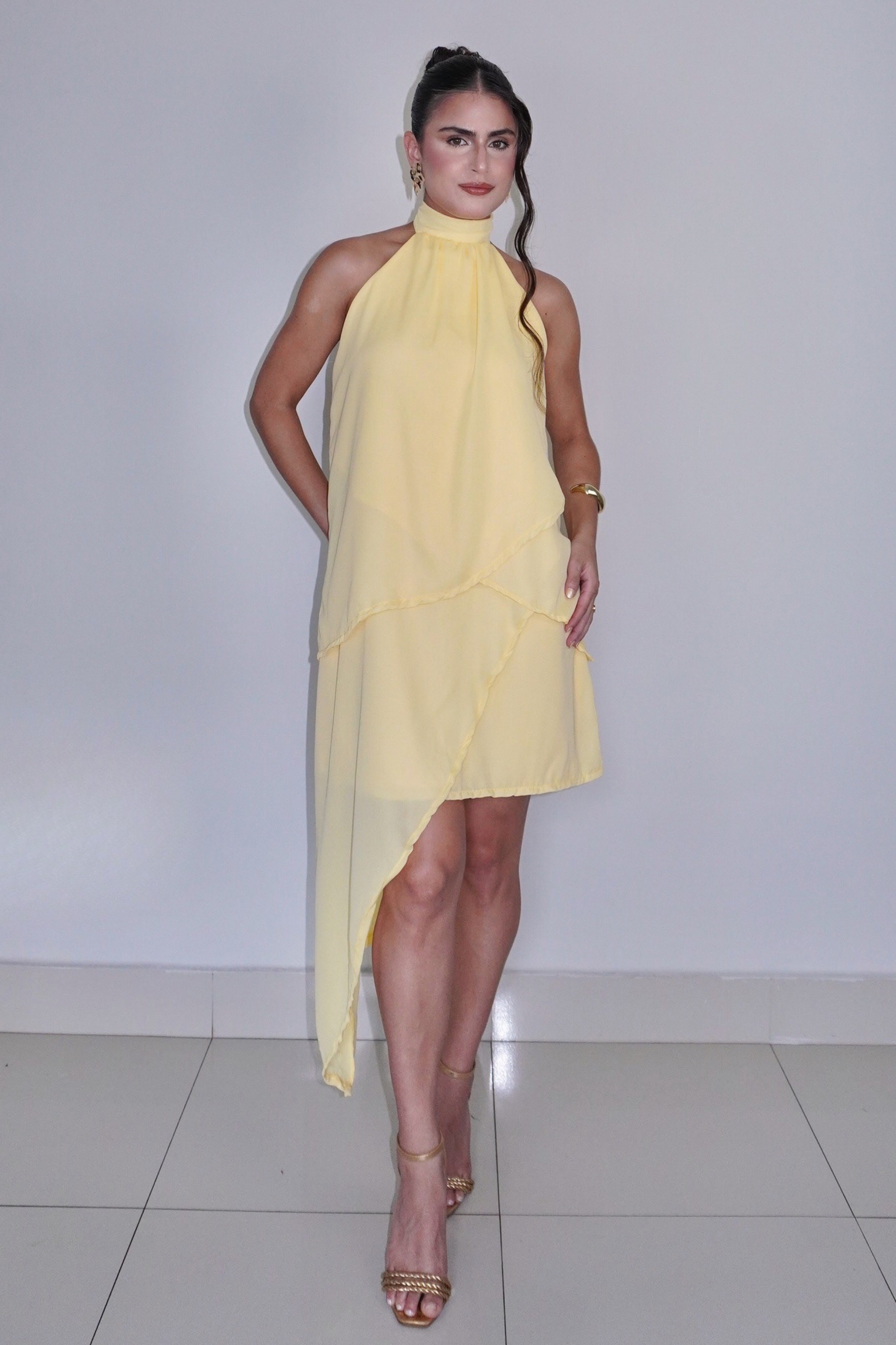 VESTIDO SOL AMARELO MANTEIGA - Curto com babados, fluido com amarração no pescoço