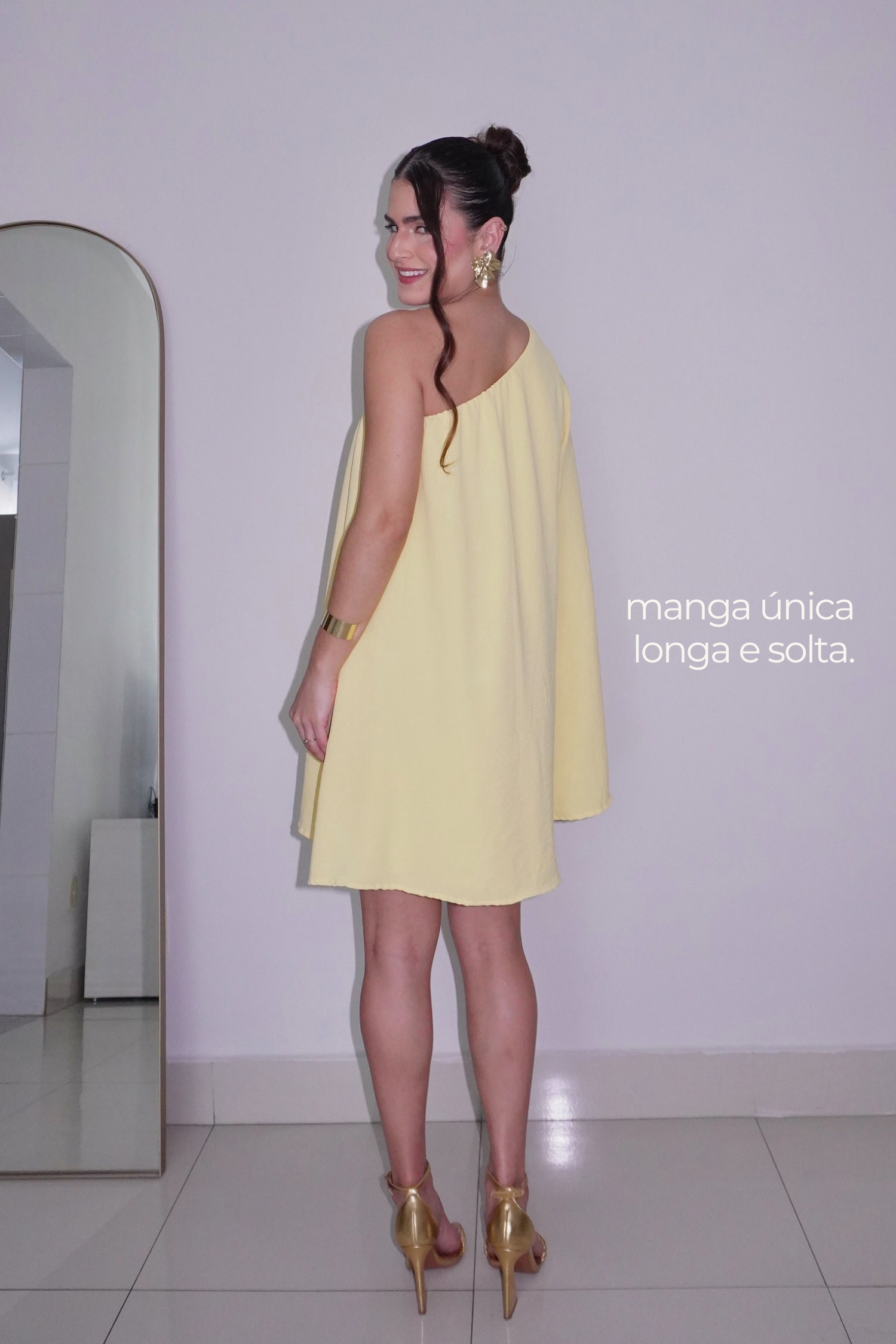 VESTIDO NINA AMARELO MANTEIGA - Curto com manga única