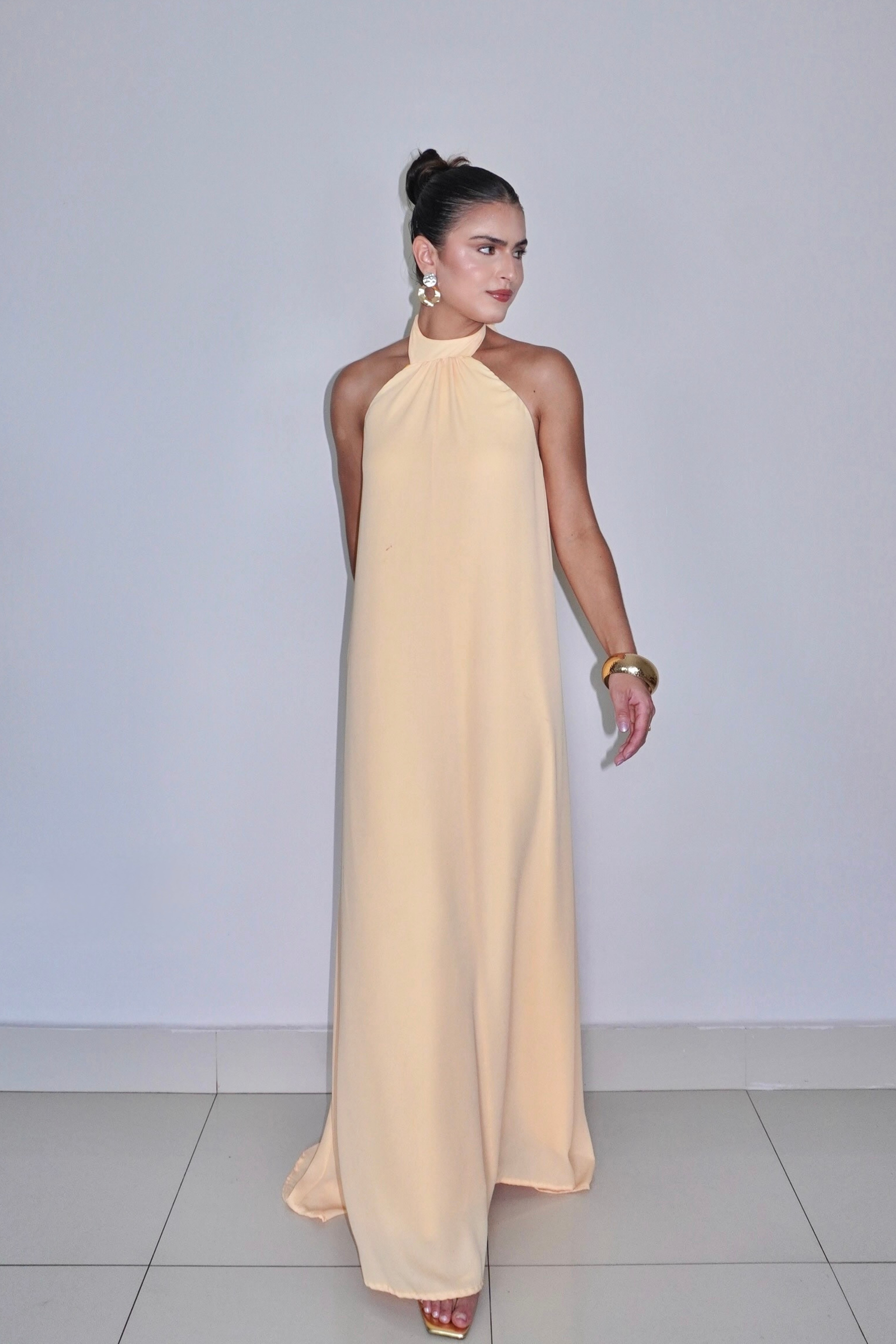 VESTIDO JADE AMARELO MANTEIGA - Longo fluido com decote nas costas