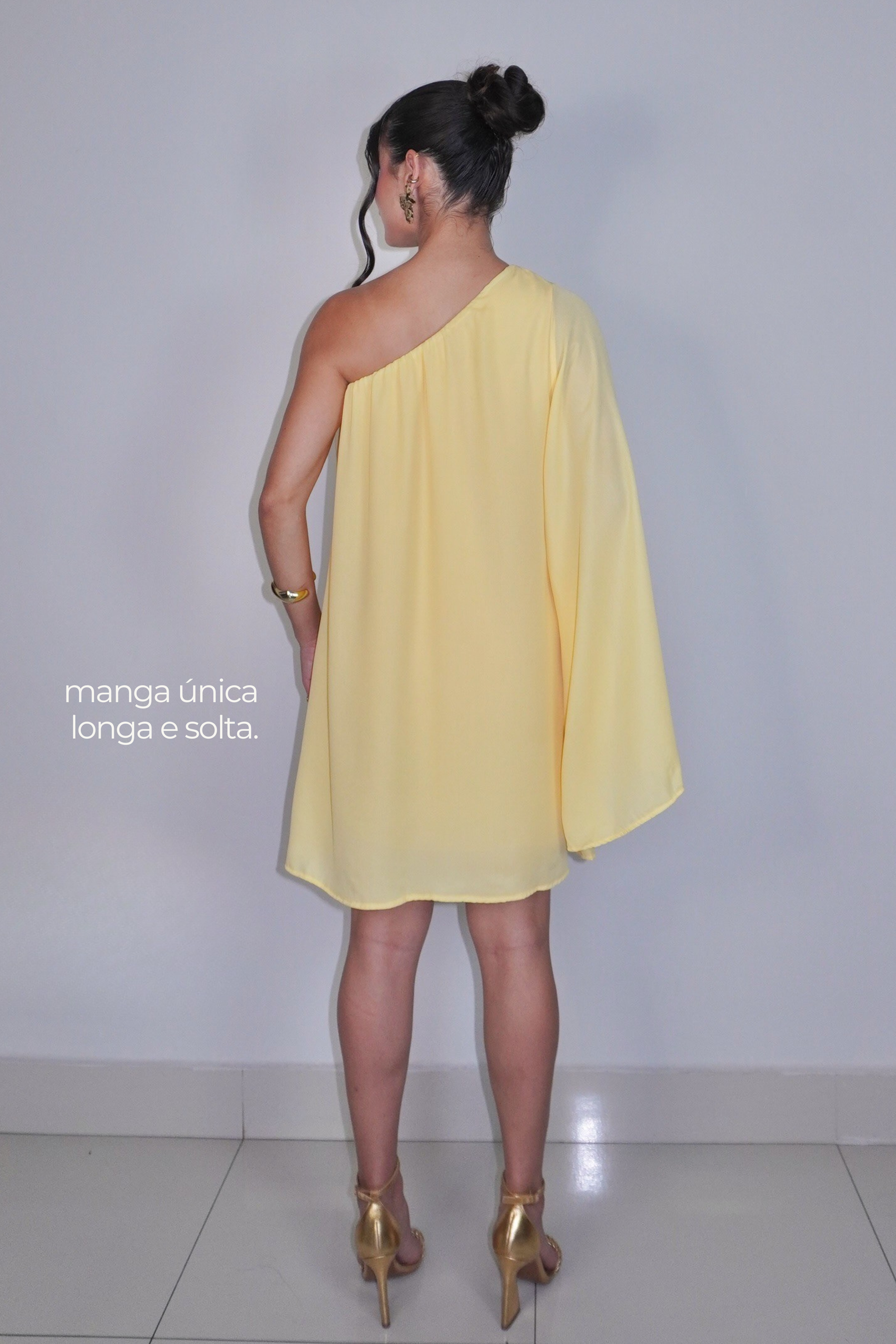 VESTIDO NINA AMARELO MANTEIGA - Curto com manga única, efeito fluido