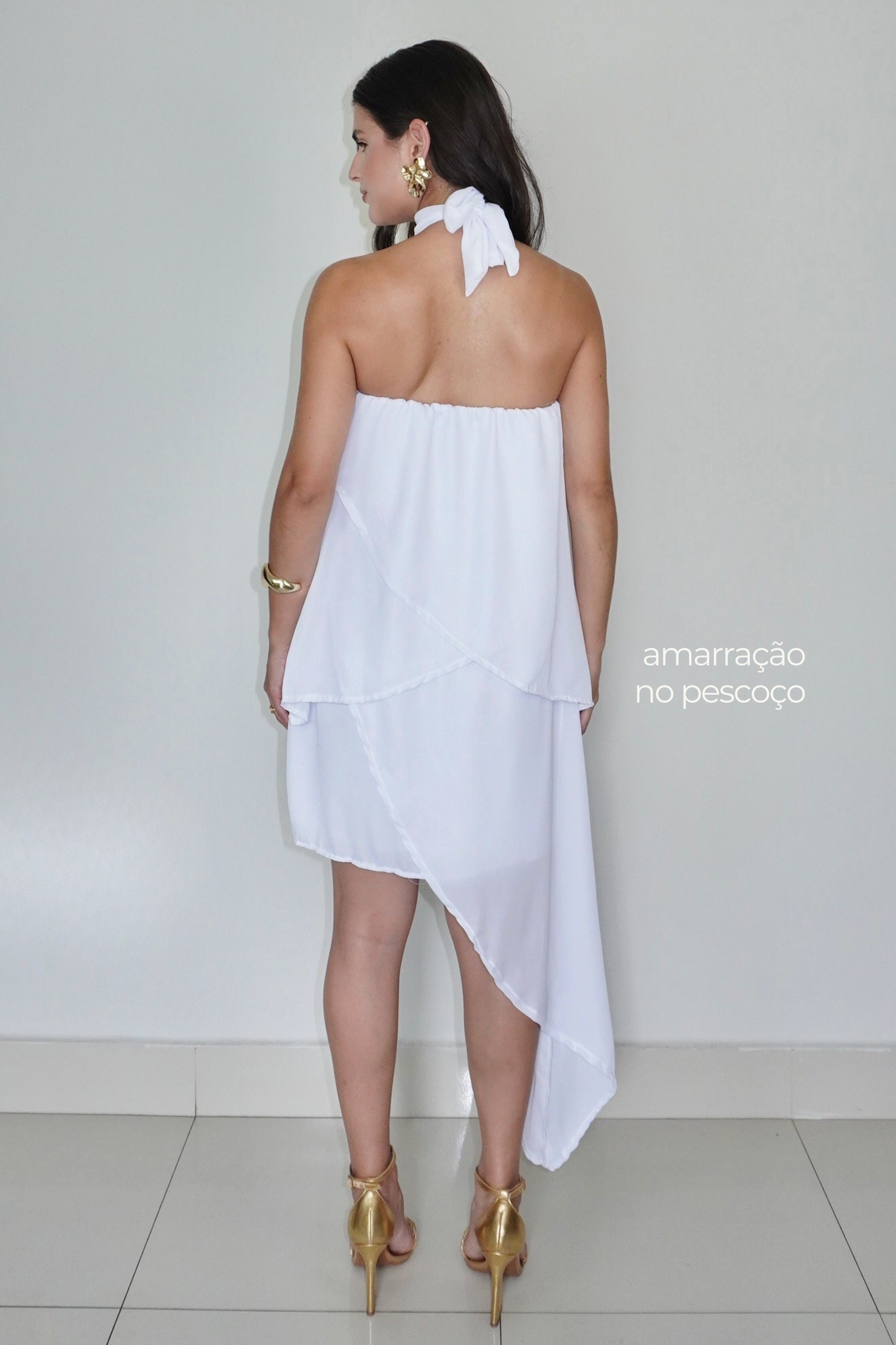 VESTIDO SOL BRANCO - Curto com babados, fluido com amarração no pescoço
