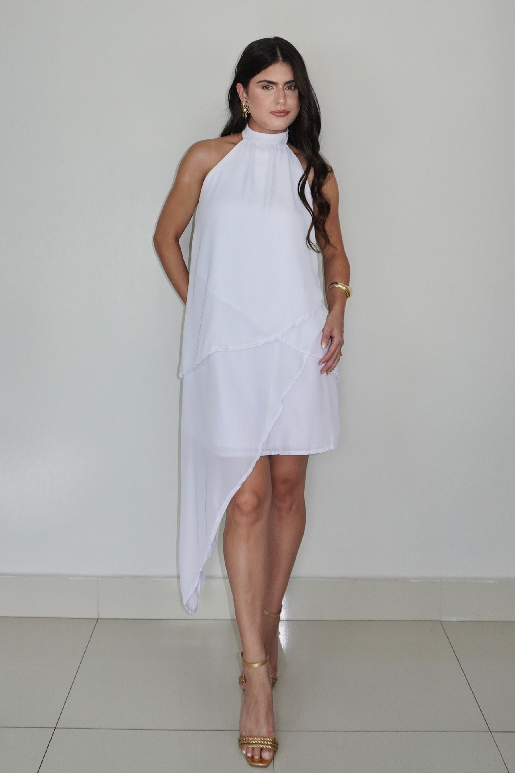 VESTIDO SOL BRANCO - Curto com babados, fluido com amarração no pescoço