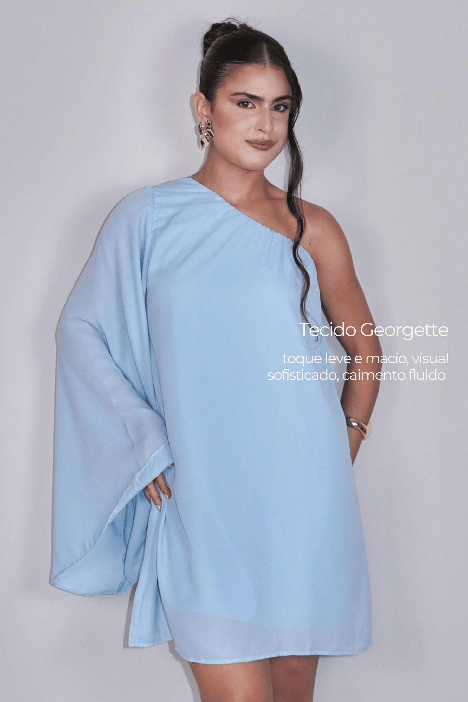 VESTIDO NINA AZUL BEBÊ - Curto com manga única, efeito fluido