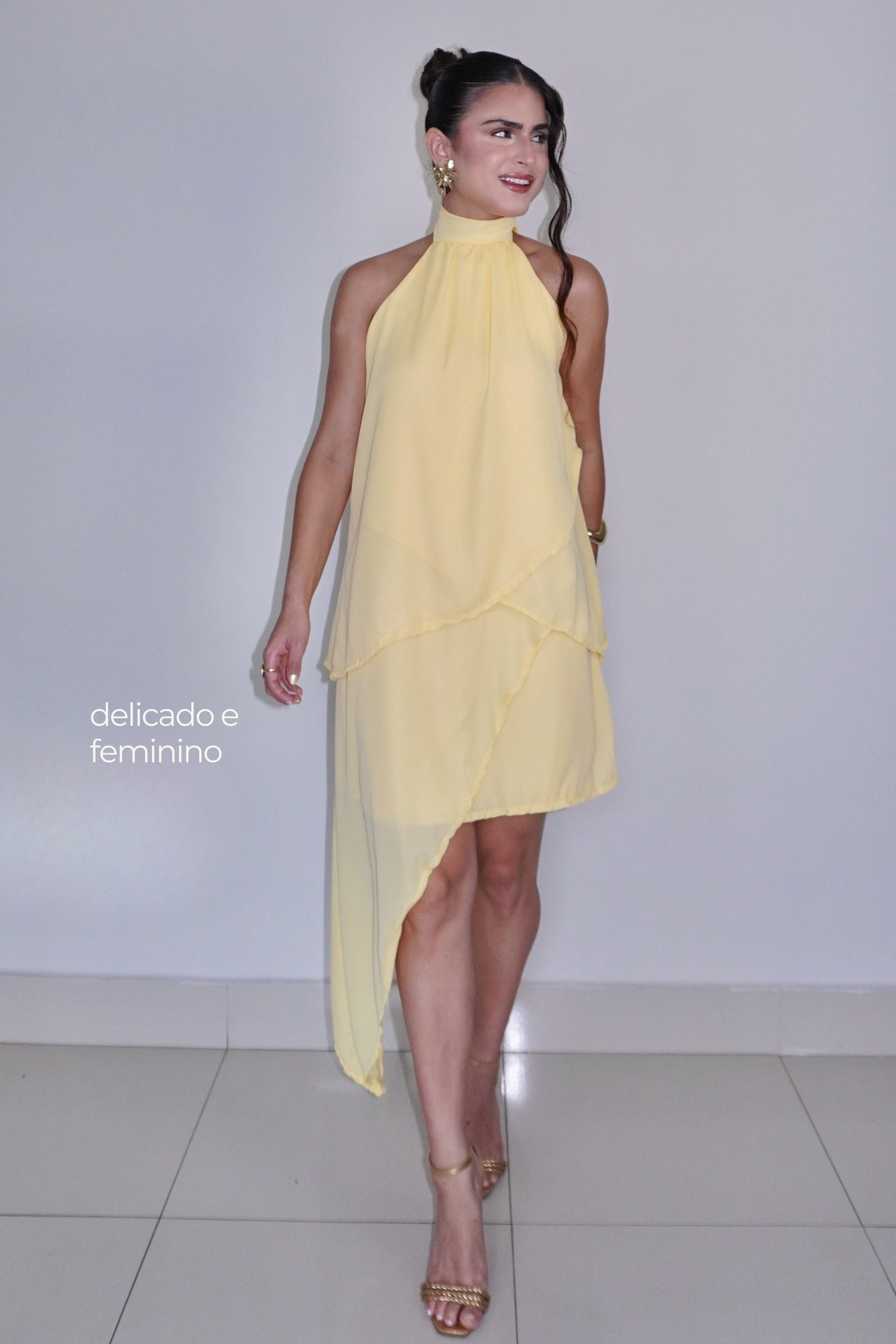 VESTIDO SOL AMARELO MANTEIGA - Curto com babados, fluido com amarração no pescoço