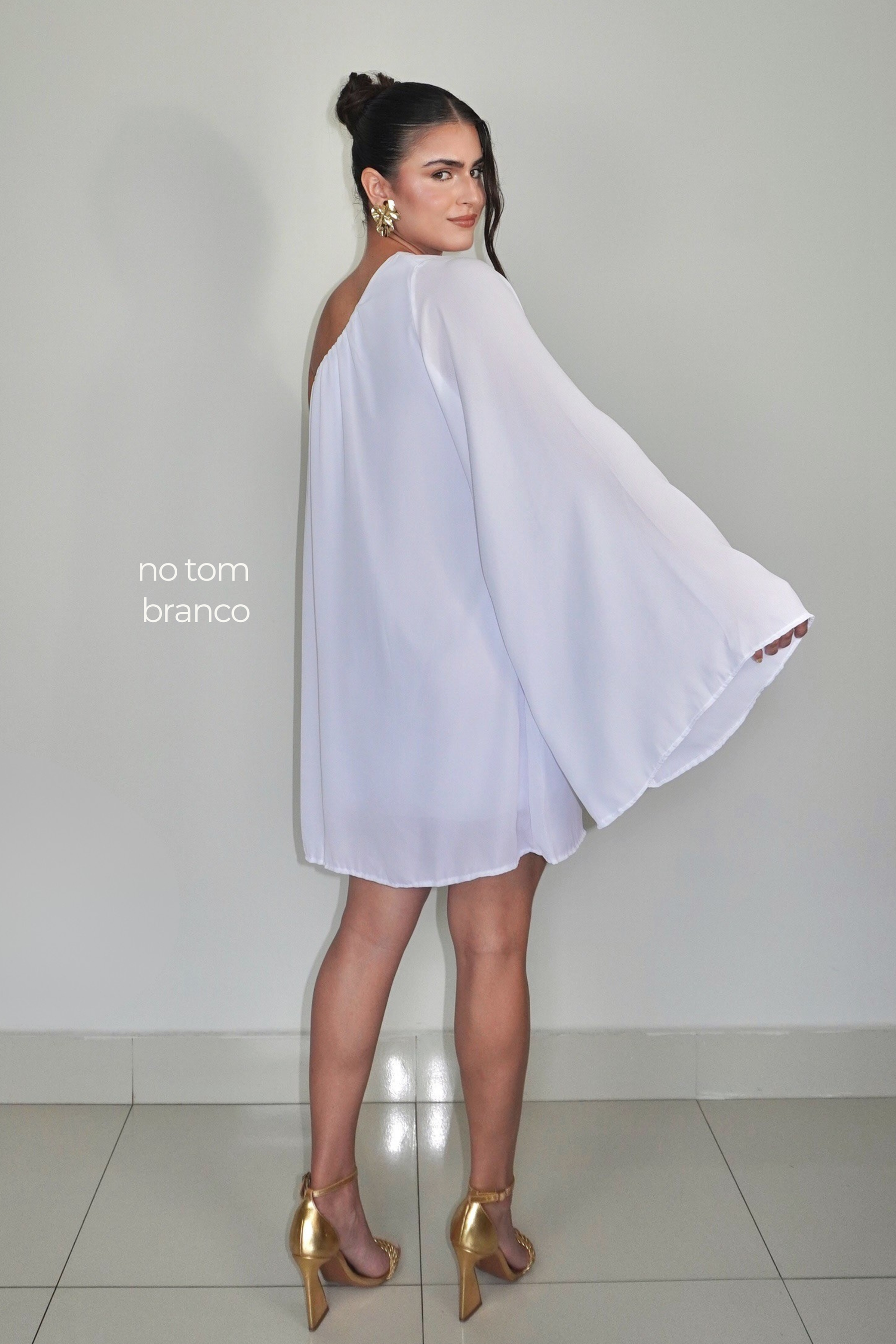 VESTIDO NINA BRANCO - Curto com manga única, efeito fluido