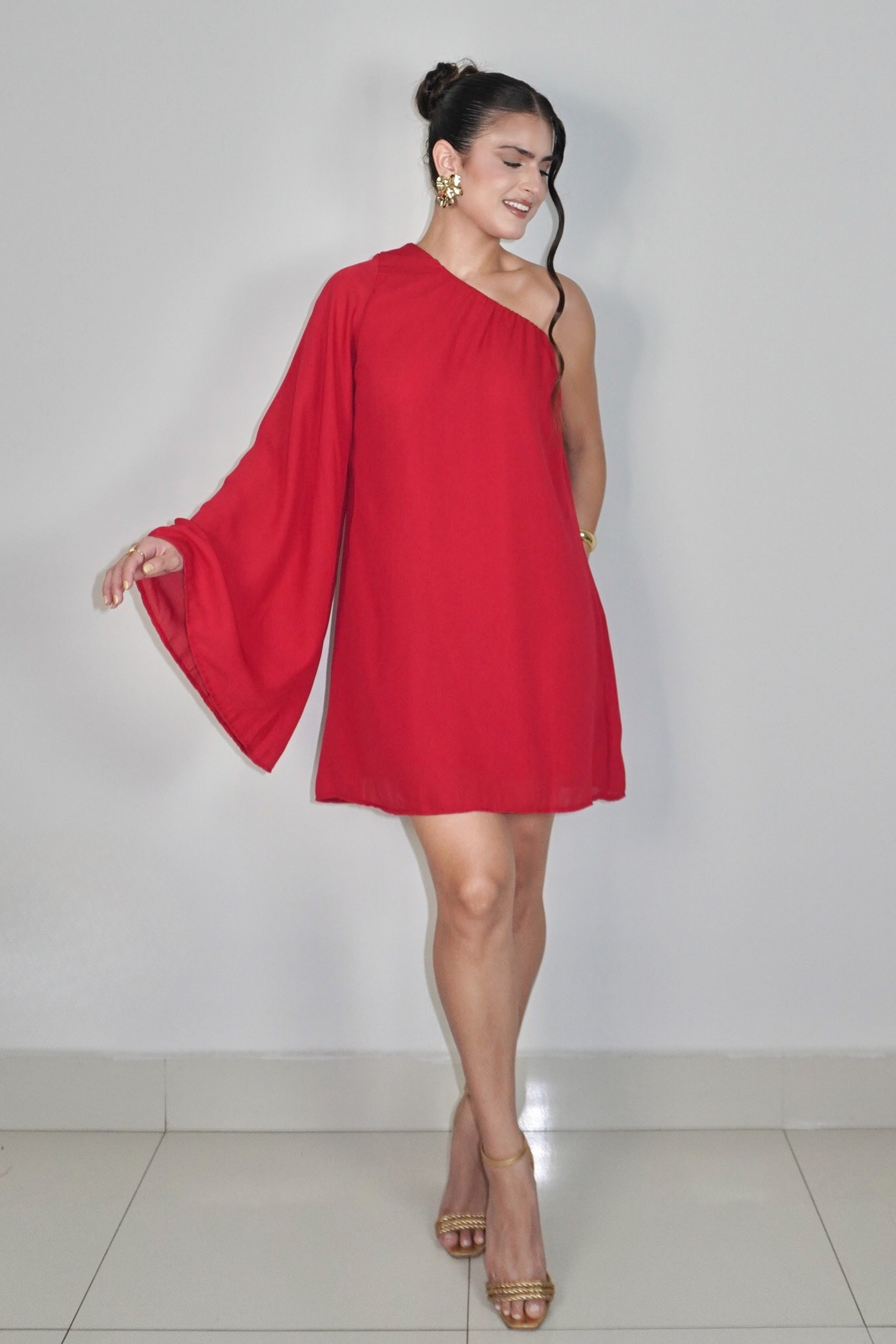 VESTIDO NINA VERMELHO - Curto com manga única, efeito fluido