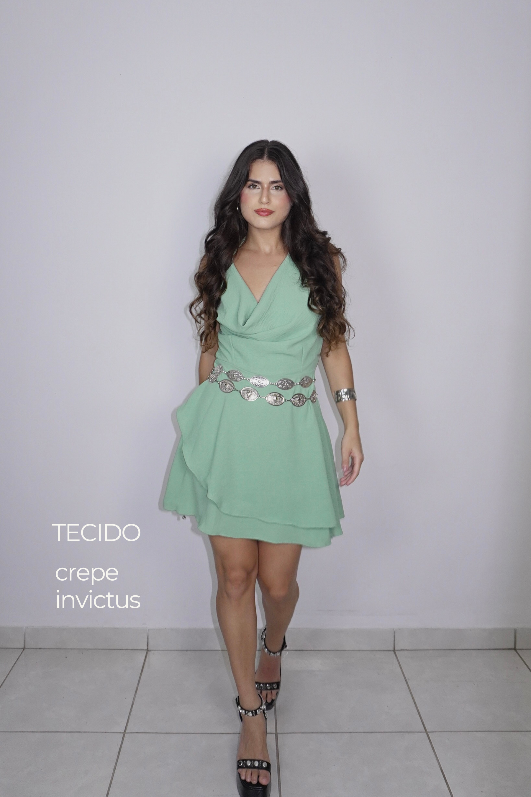 VESTIDO TEREZA VERDE OLIVA - Curto com babados e decote