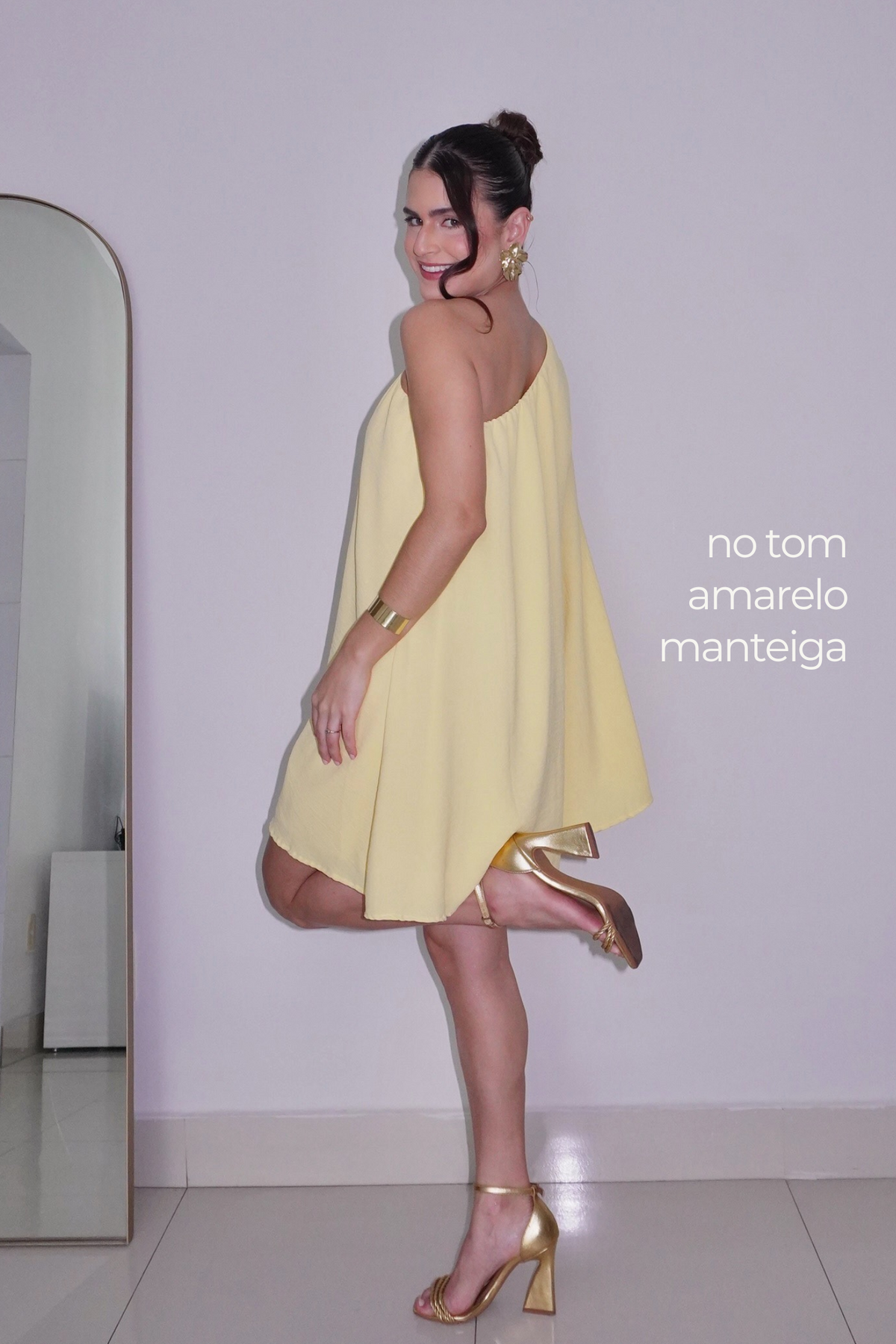 VESTIDO NINA AMARELO MANTEIGA - Curto com manga única