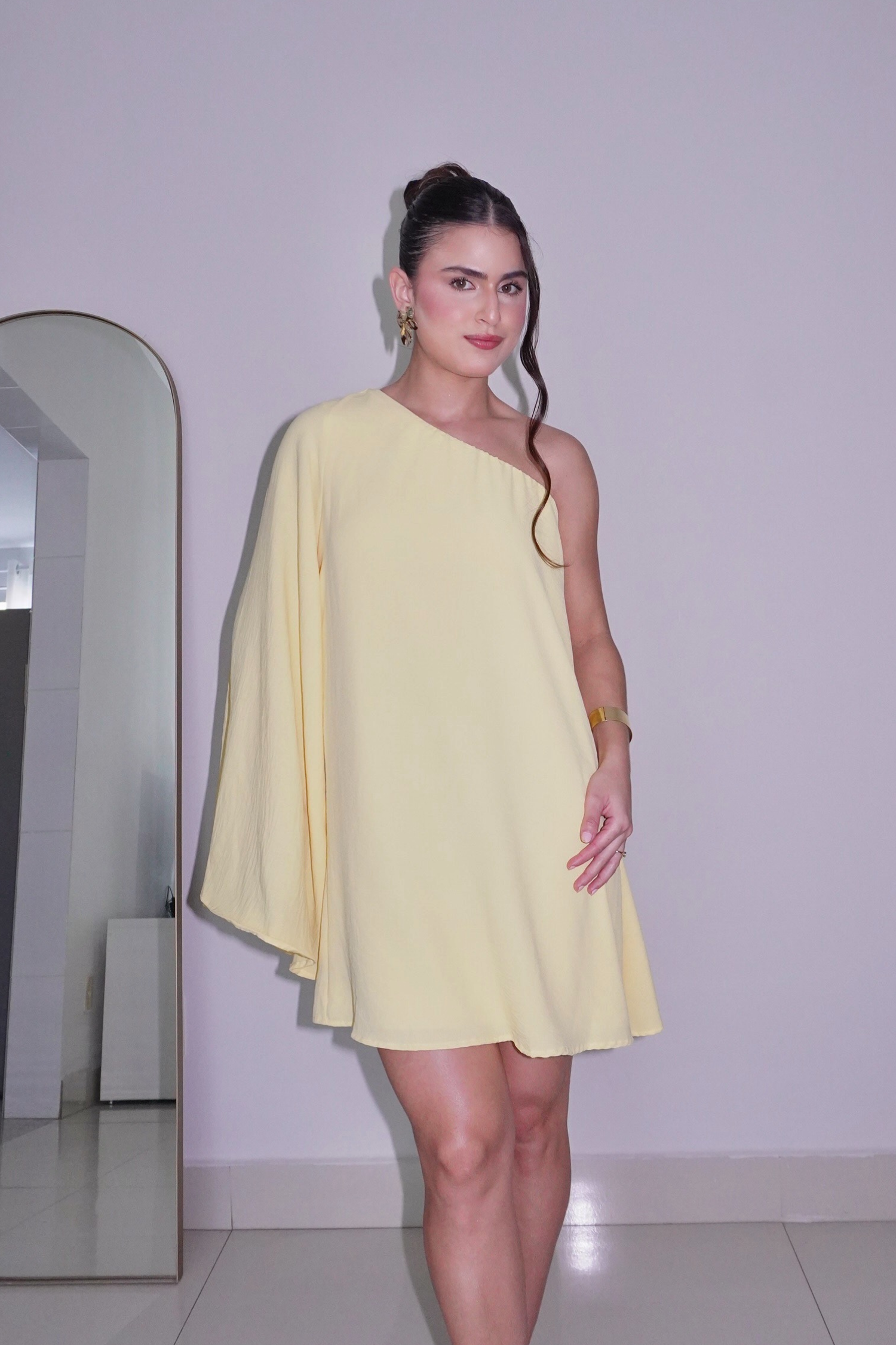 VESTIDO NINA AMARELO MANTEIGA - Curto com manga única