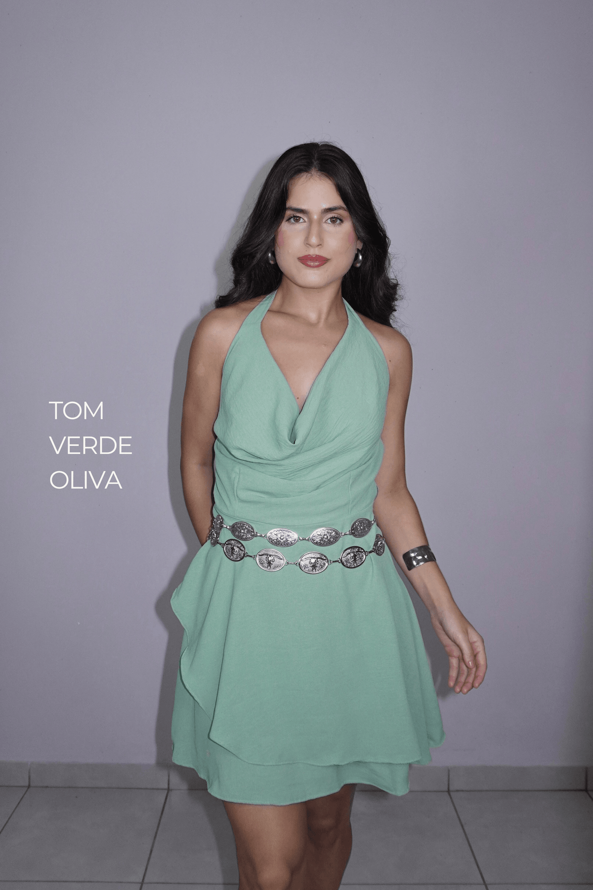 VESTIDO TEREZA VERDE OLIVA - Curto com babados e decote
