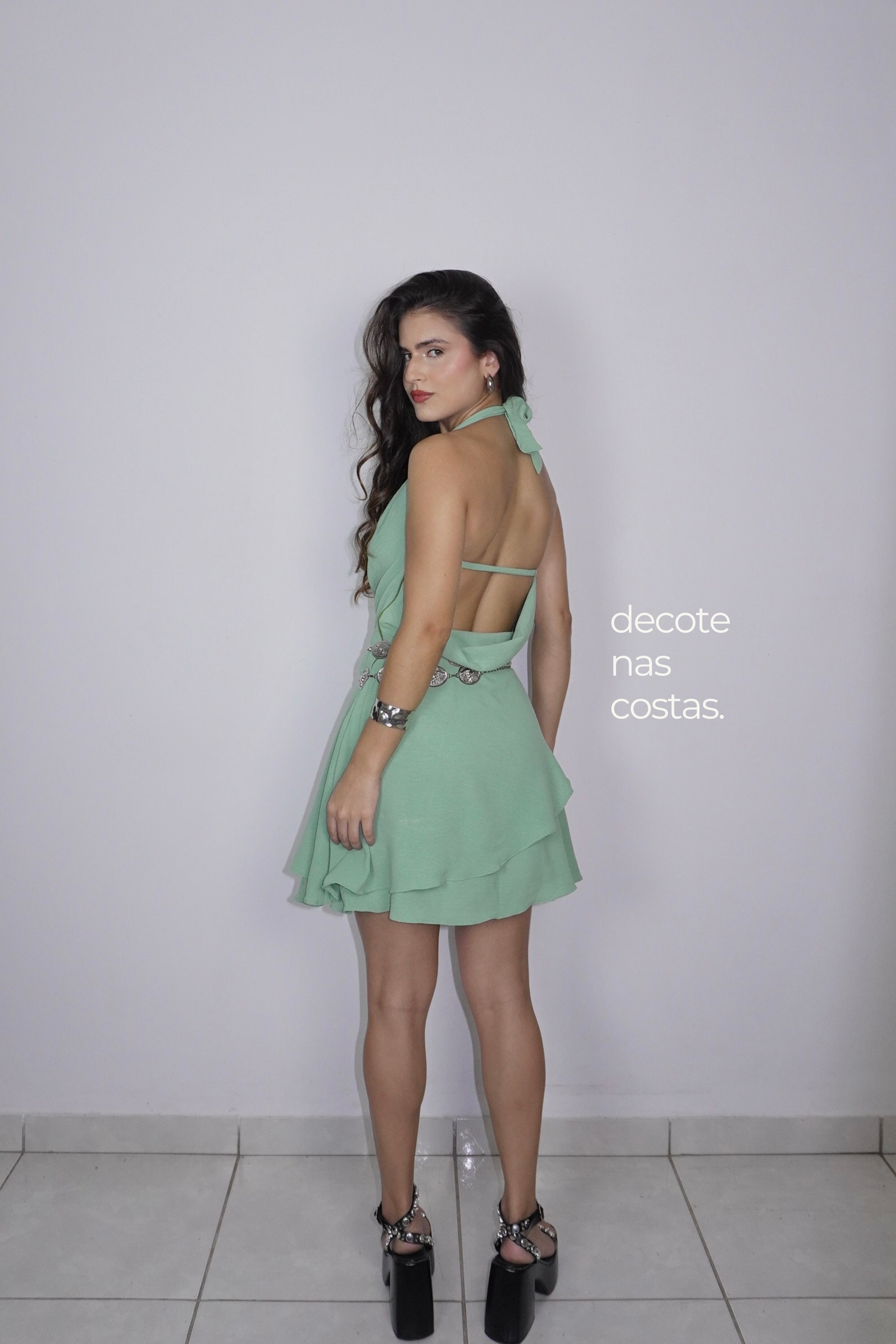 VESTIDO TEREZA VERDE OLIVA - Curto com babados e decote