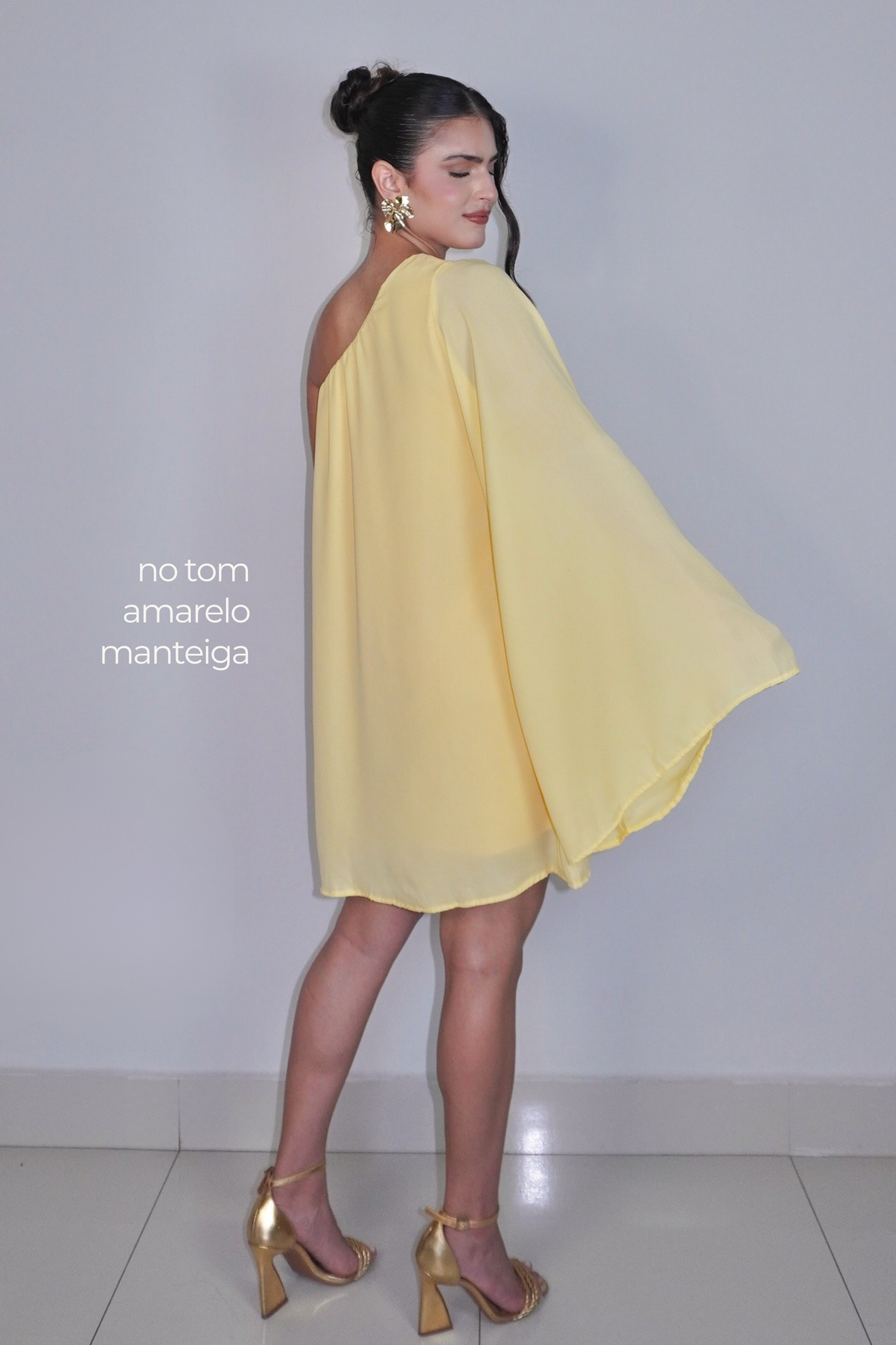 VESTIDO NINA AMARELO MANTEIGA - Curto com manga única, efeito fluido