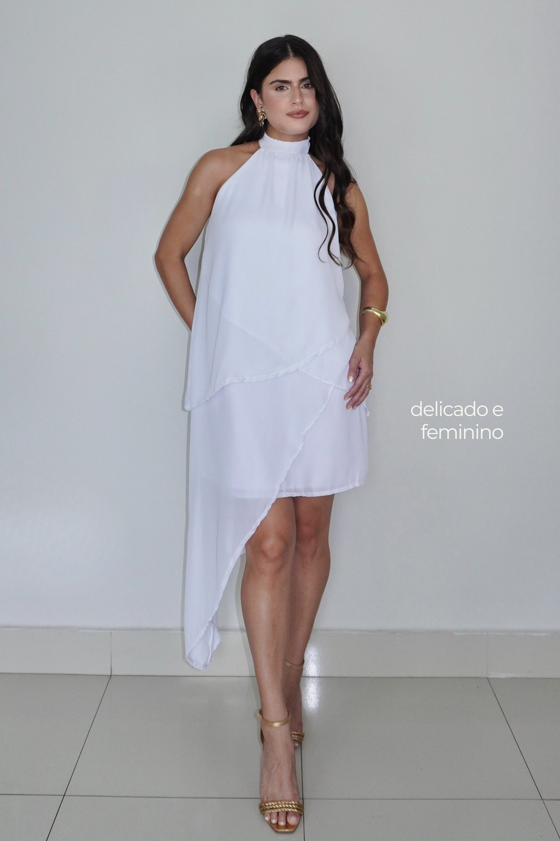 VESTIDO SOL BRANCO - Curto com babados, fluido com amarração no pescoço