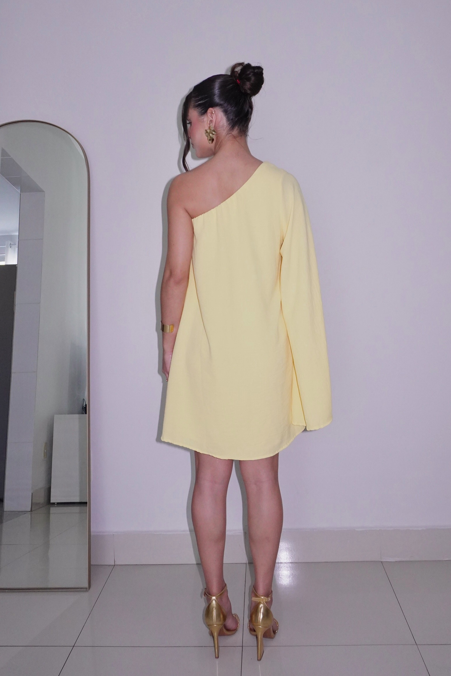 VESTIDO NINA AMARELO MANTEIGA - Curto com manga única