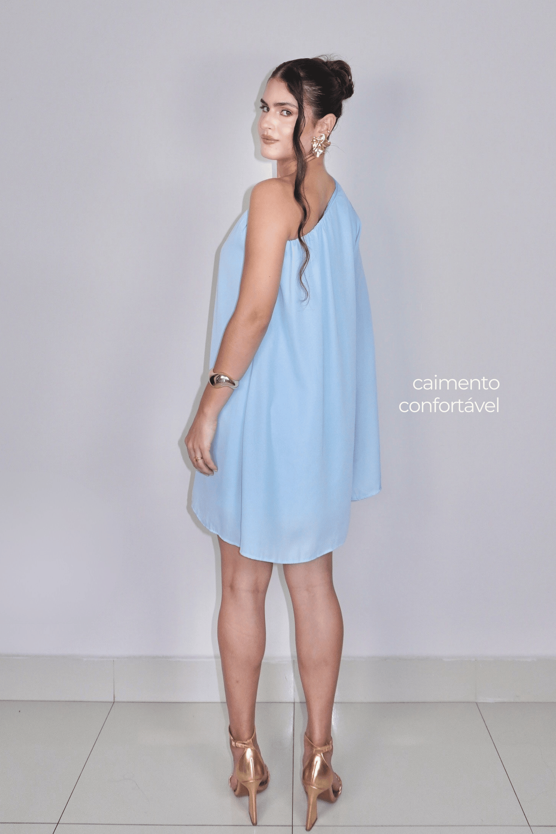 VESTIDO NINA AZUL BEBÊ - Curto com manga única, efeito fluido