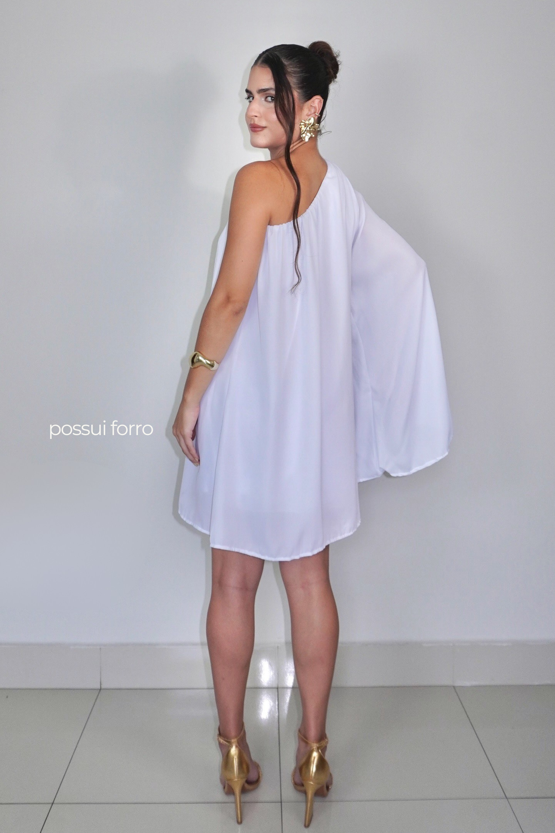 VESTIDO NINA BRANCO - Curto com manga única, efeito fluido