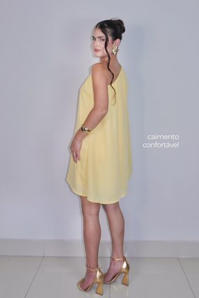 VESTIDO NINA AMARELO MANTEIGA - Curto com manga única, efeito fluido