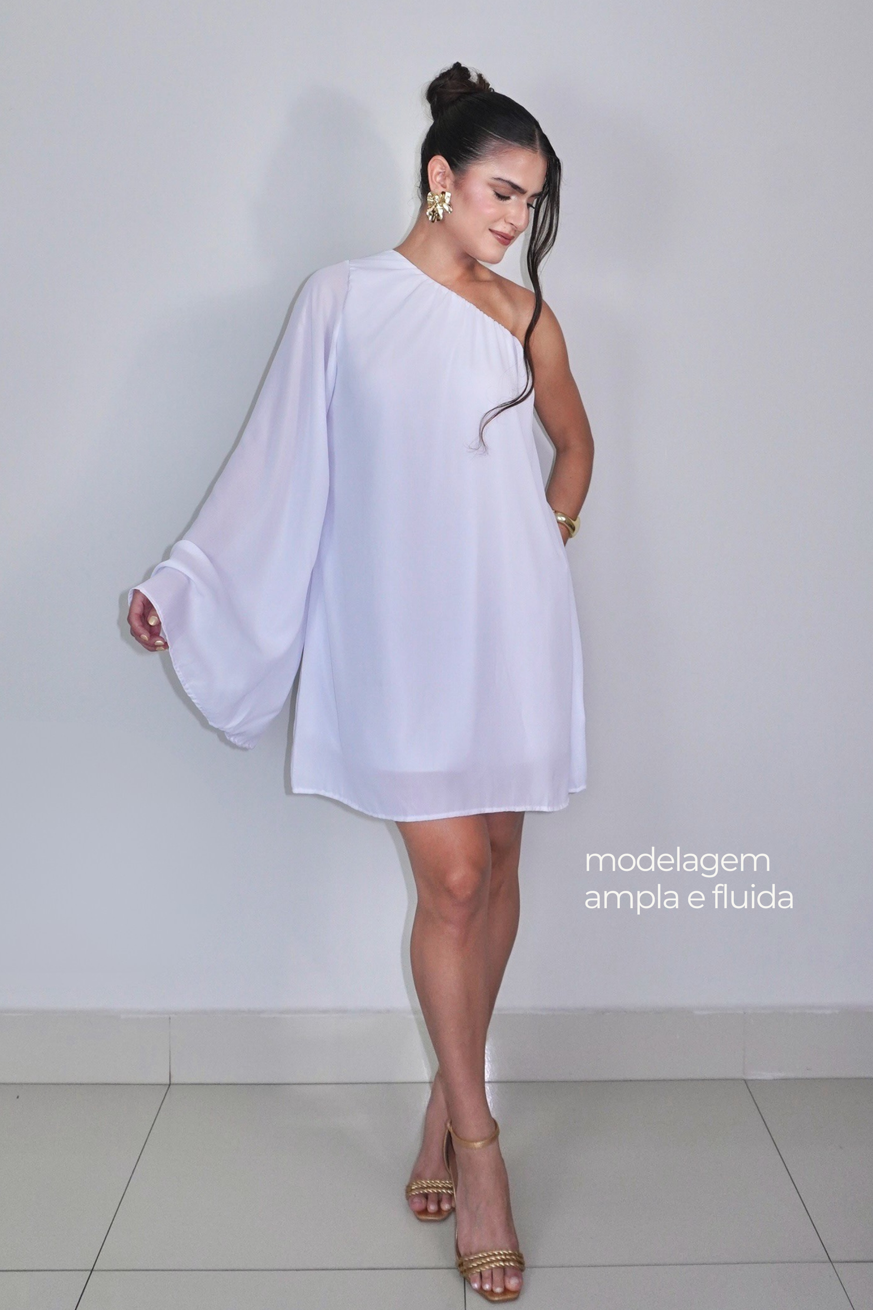 VESTIDO NINA BRANCO - Curto com manga única, efeito fluido
