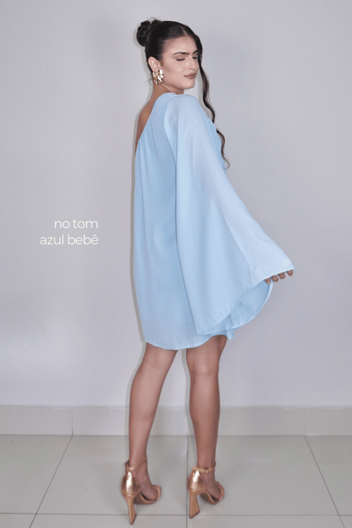 VESTIDO NINA AZUL BEBÊ - Curto com manga única, efeito fluido