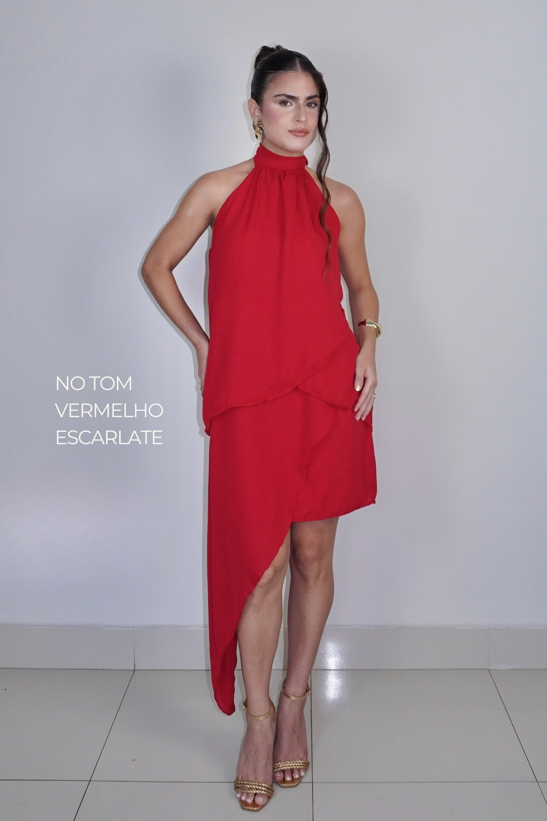 VESTIDO SOL VERMELHO - Curto com babados, fluido com amarração no pescoço