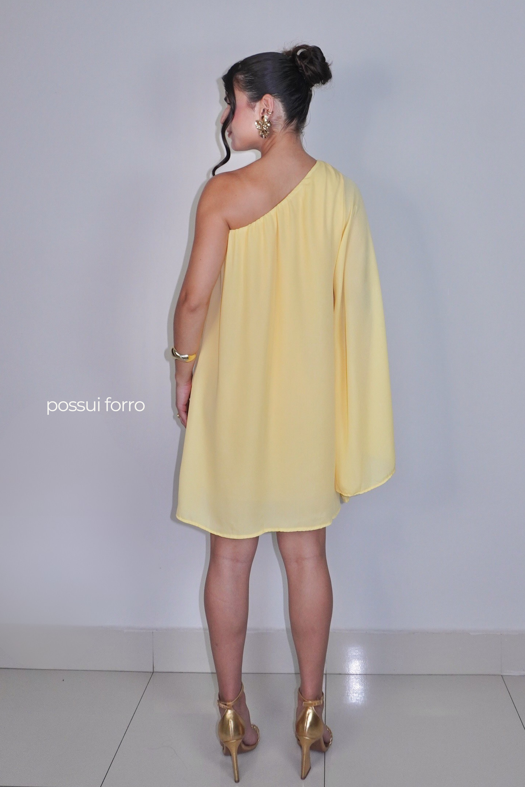 VESTIDO NINA AMARELO MANTEIGA - Curto com manga única, efeito fluido