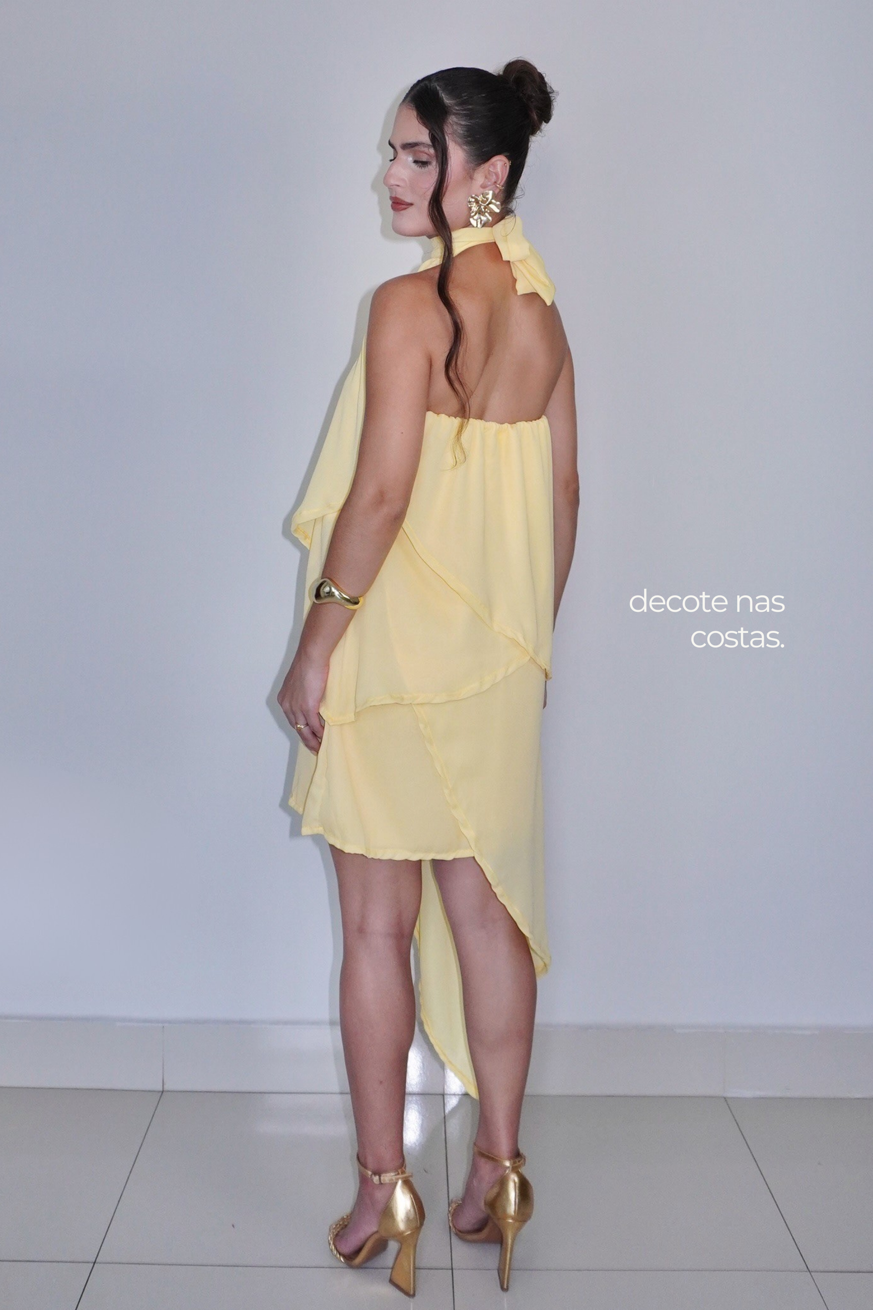 VESTIDO SOL AMARELO MANTEIGA - Curto com babados, fluido com amarração no pescoço