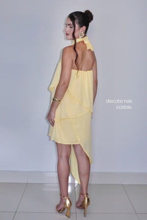 VESTIDO SOL AMARELO MANTEIGA - Curto com babados, fluido com amarração no pescoço