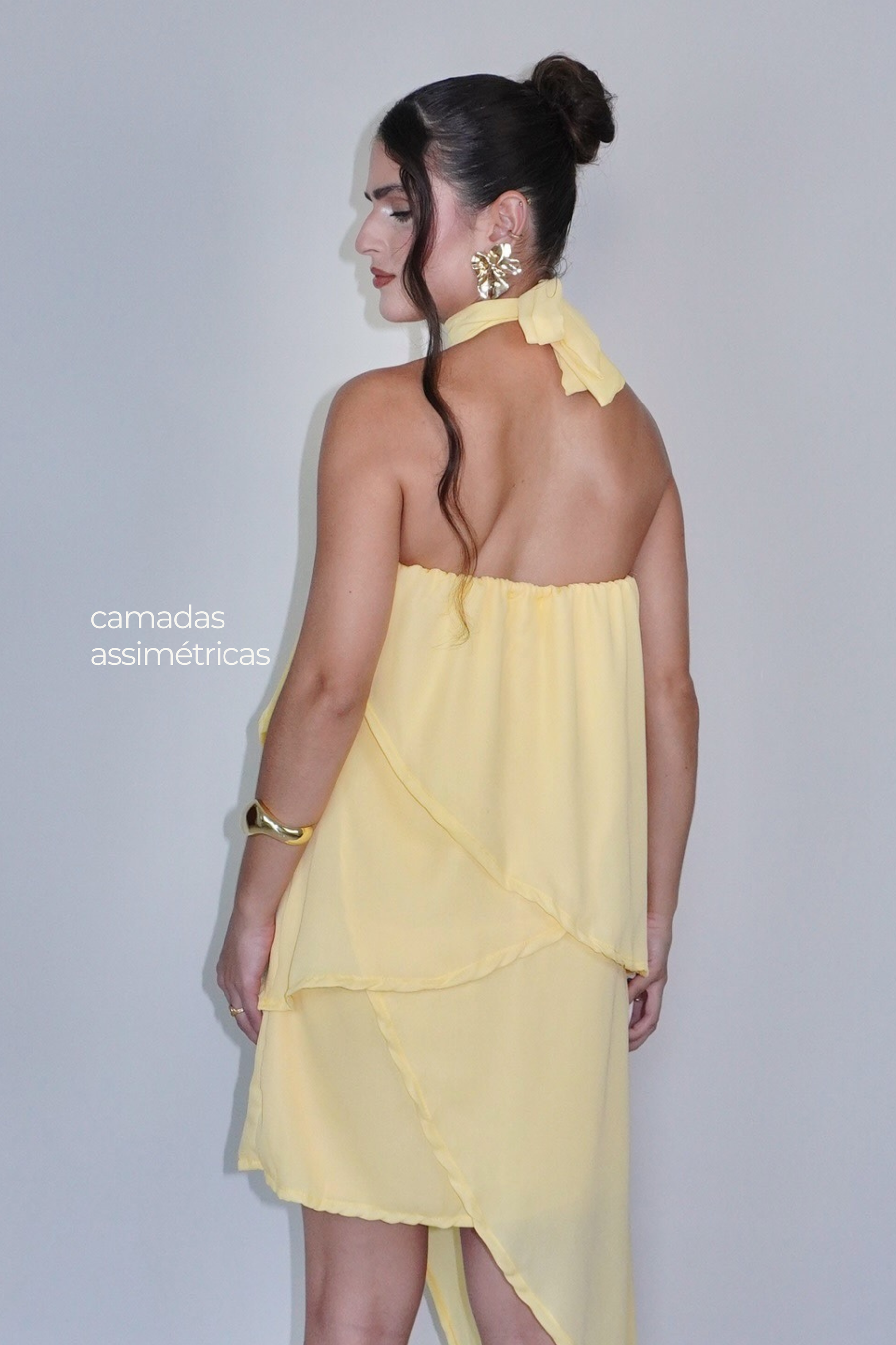 VESTIDO SOL AMARELO MANTEIGA - Curto com babados, fluido com amarração no pescoço