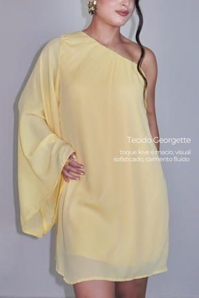 VESTIDO NINA AMARELO MANTEIGA - Curto com manga única, efeito fluido