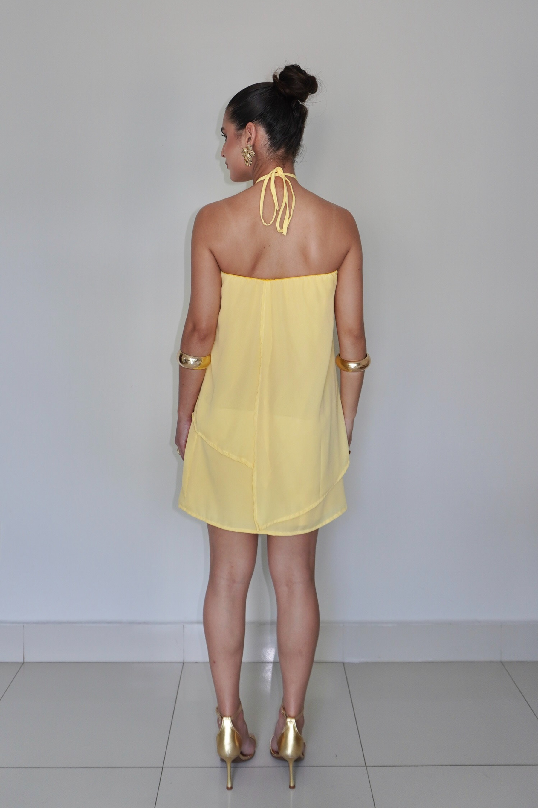VESTIDO QUARTZO AMARELO MANTEIGA - Efeito Livre, curto com camadas
